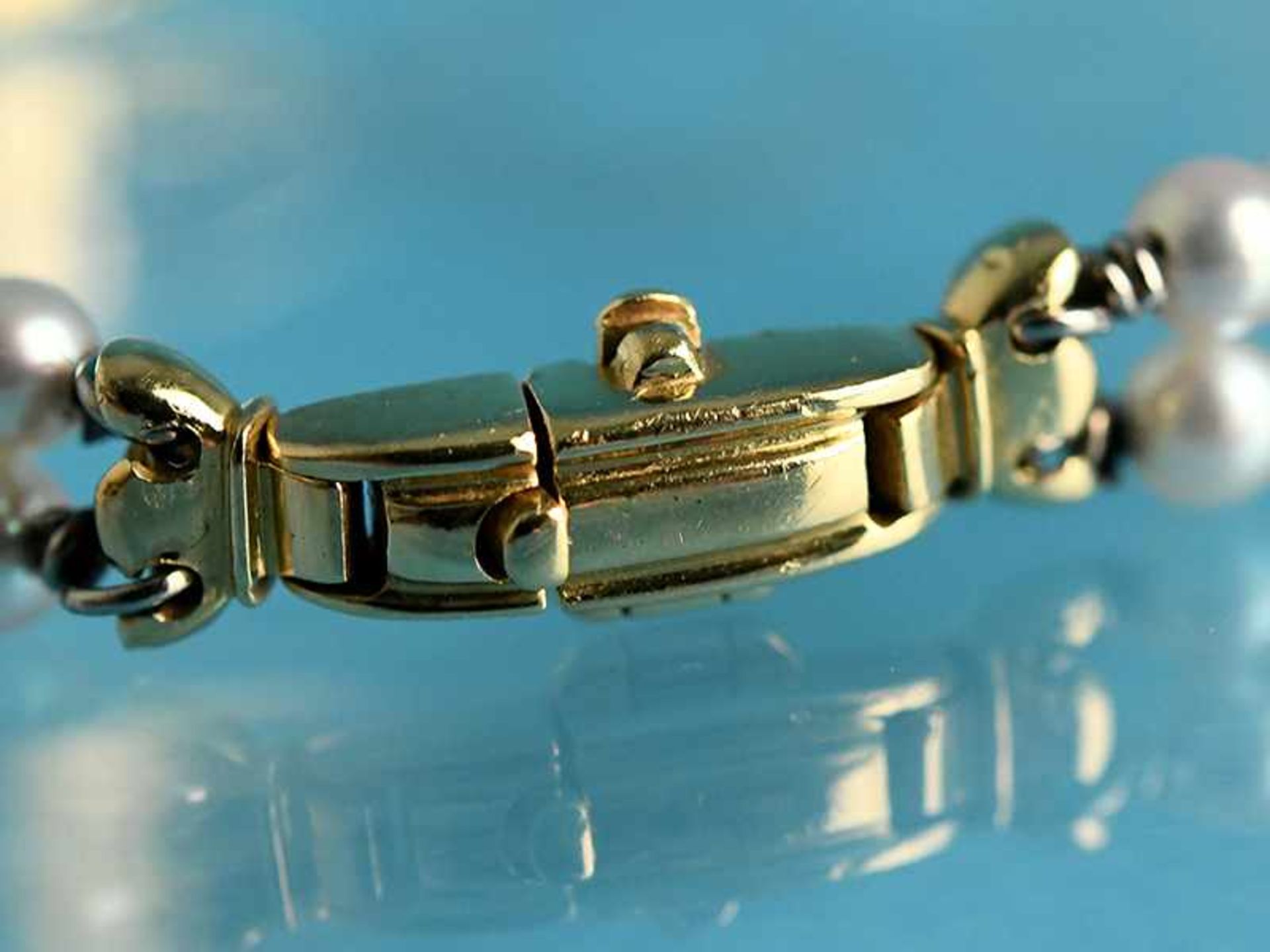 Armband mit 68 Brillanten und Akoja-Perlen, 80- er Jahre 750/- Gelb- und Weißgold. Gesamtgewicht ca. - Image 3 of 5