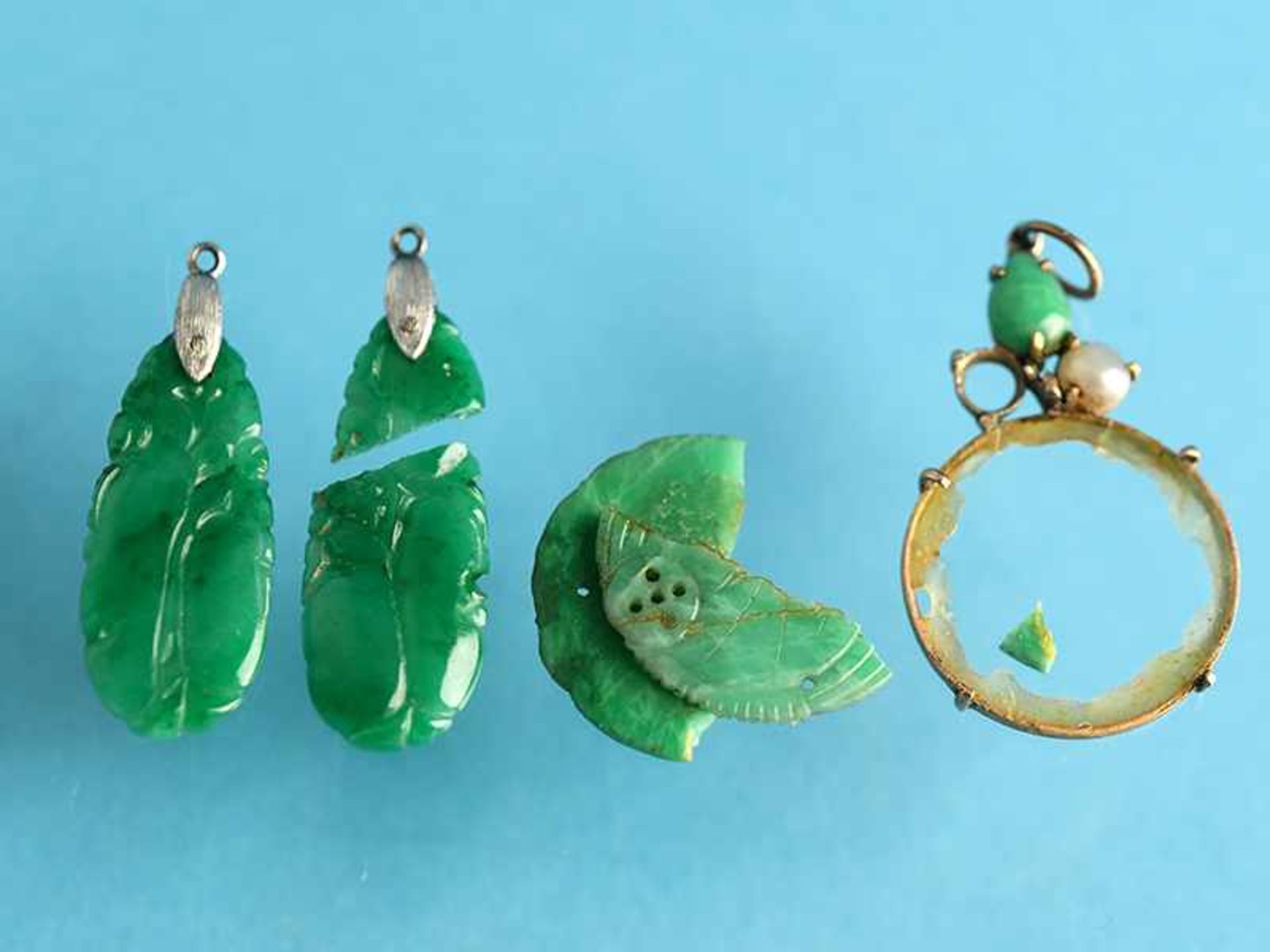3 verschiedene Jade-Fragmente und eine Orientperle, Anfang 20. Jh. Geschnittene Jade in Runder-