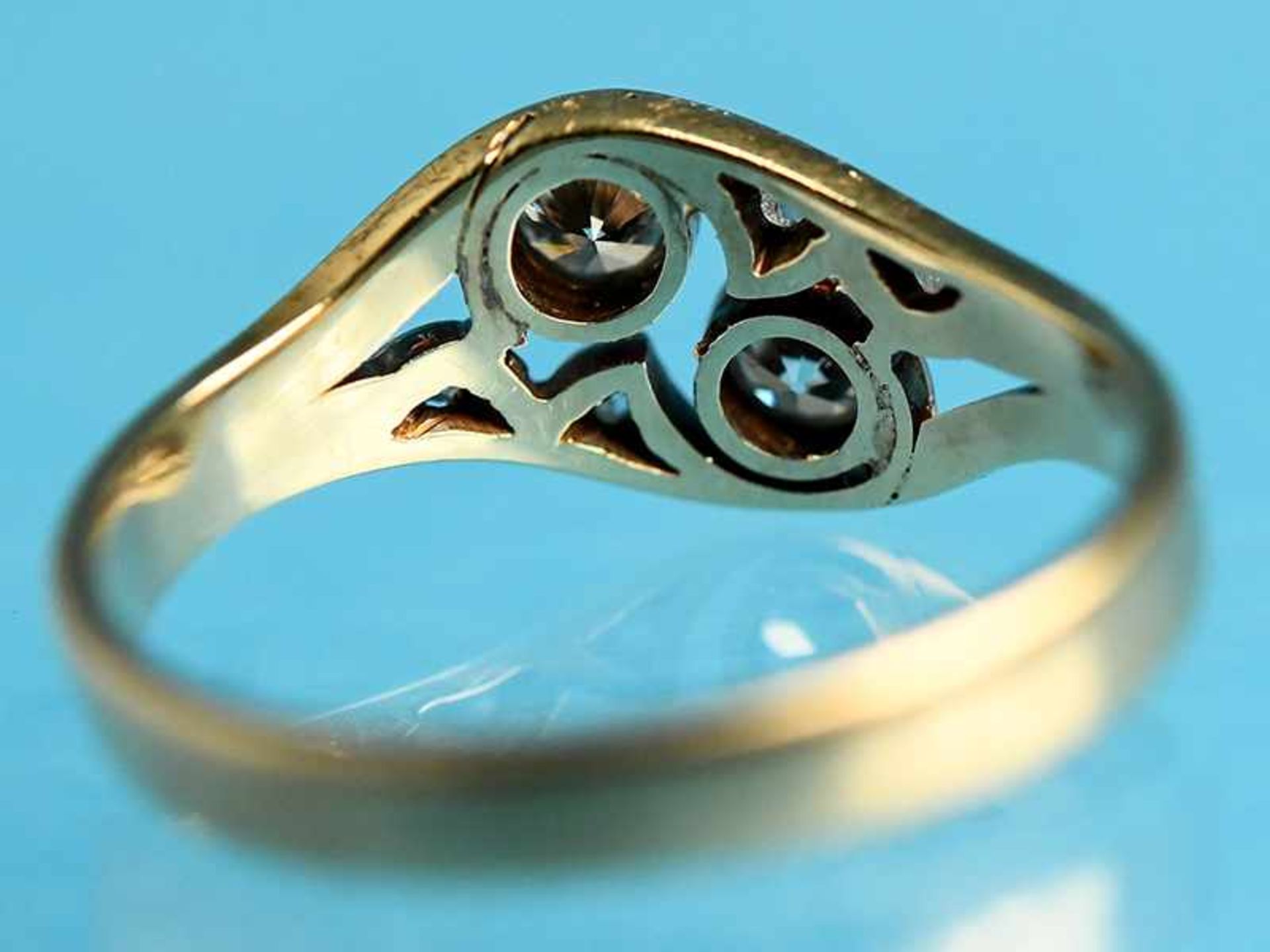 Ring mit 2 Altschliff-Diamanten, zusammen ca. 0,3 ct, 20. Jh. 585/- Gelbgold mit Silber parkettiert. - Bild 3 aus 3