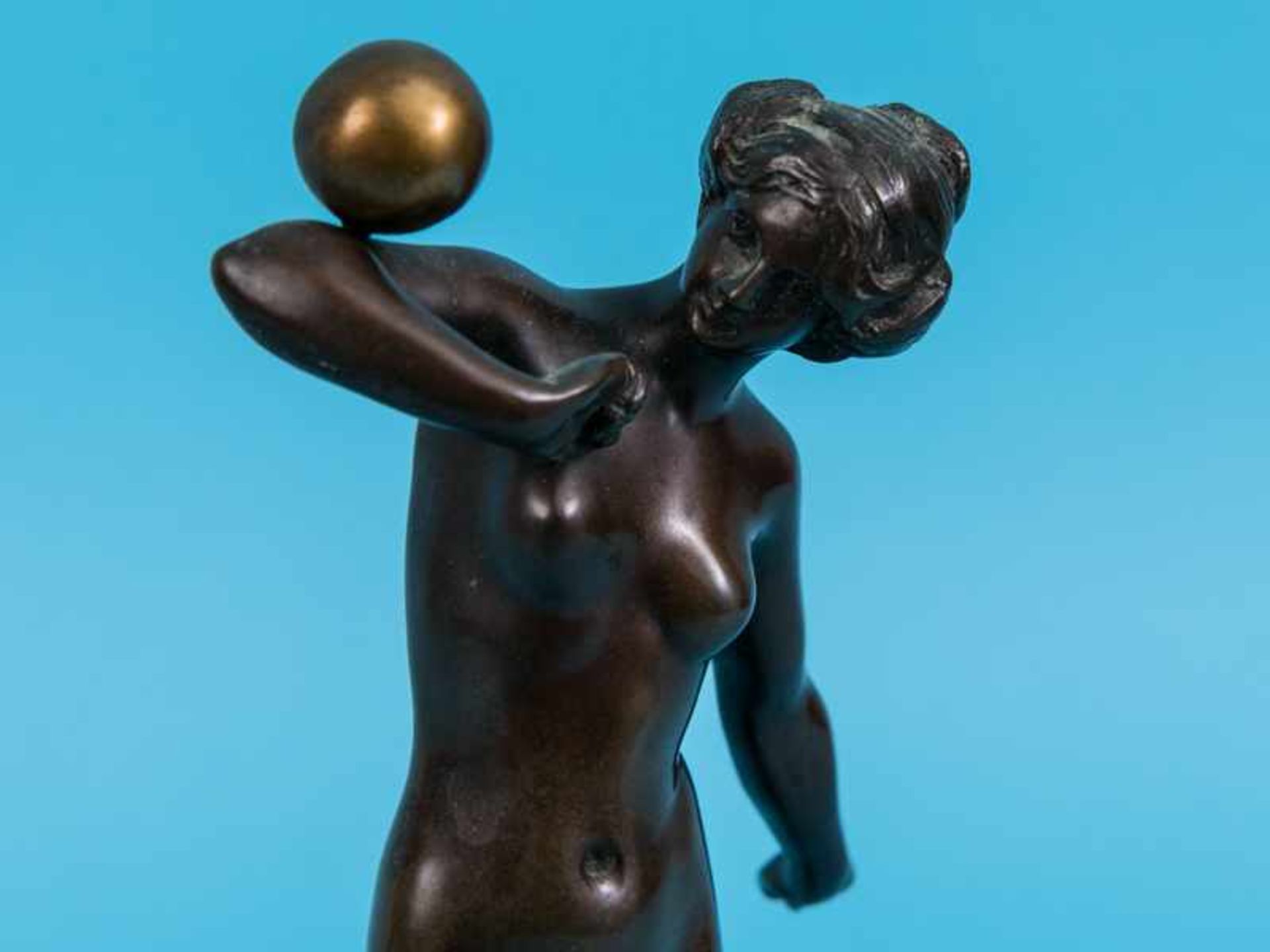 Bildhauer um 1900 (bez. "F. Richter"). Bronzeplastik "Kugelbalancierender weiblicher Akt" auf - Bild 3 aus 7