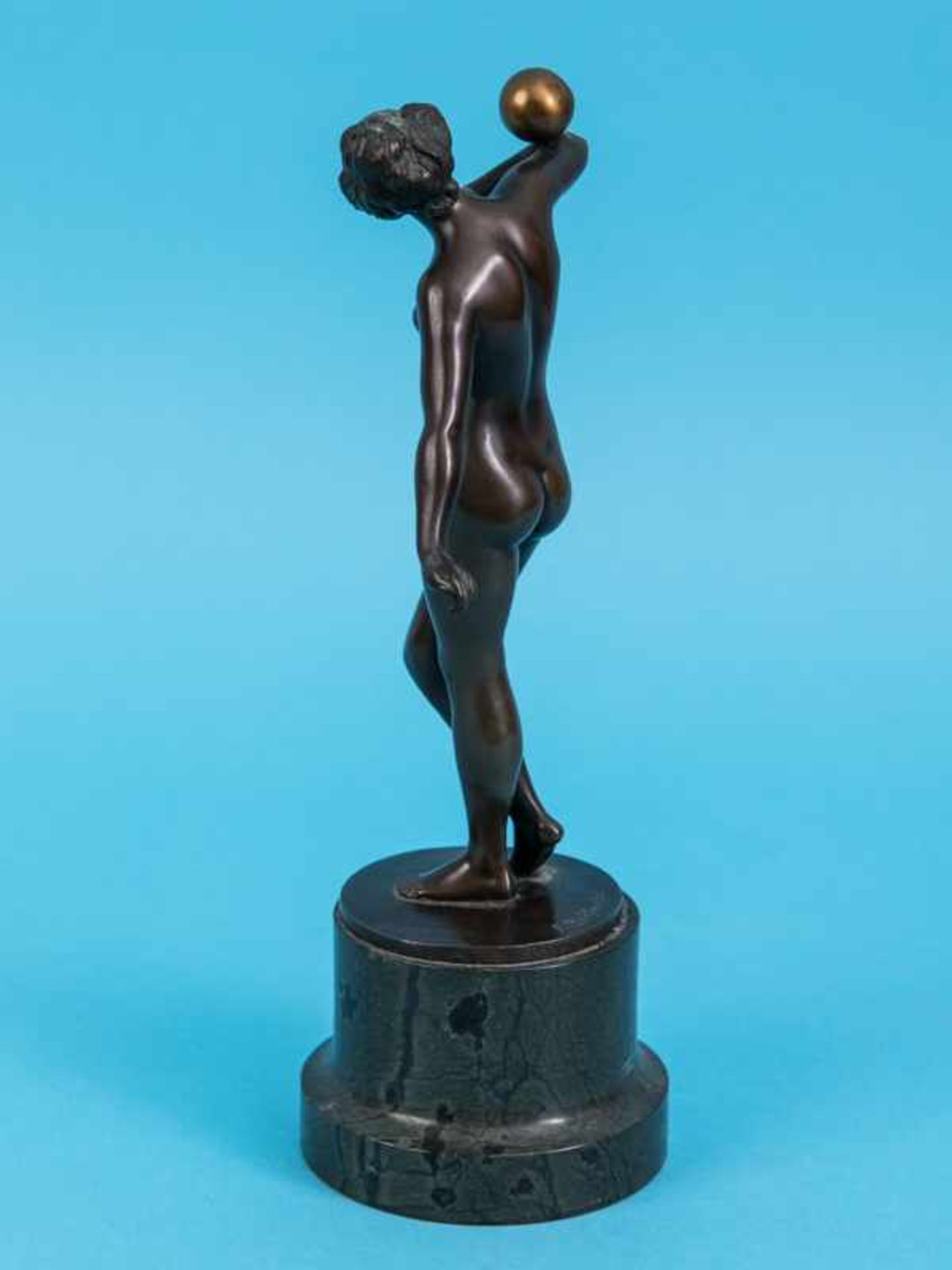 Bildhauer um 1900 (bez. "F. Richter"). Bronzeplastik "Kugelbalancierender weiblicher Akt" auf - Bild 7 aus 7