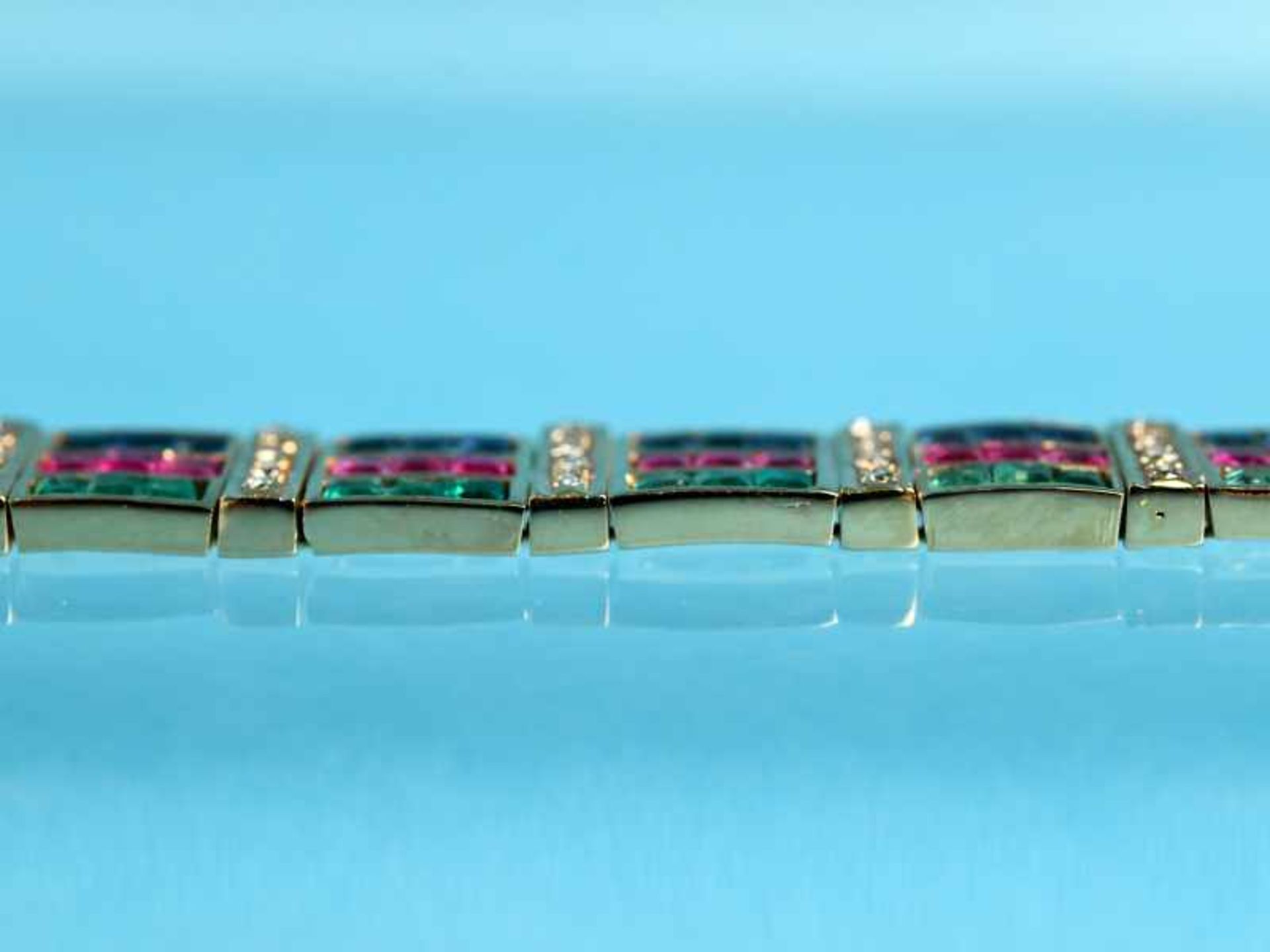 Armband mit Smaragd,- Rubin,- Saphircarreesteinen und Diamanten, zusammen ca. 0,2 ct, 20. Jh. - Image 5 of 6