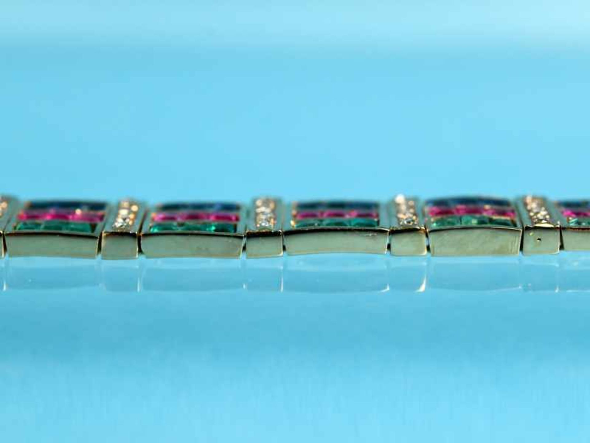 Armband mit Smaragd,- Rubin,- Saphircarreesteinen und Diamanten, zusammen ca. 0,2 ct, 20. Jh. - Bild 5 aus 6