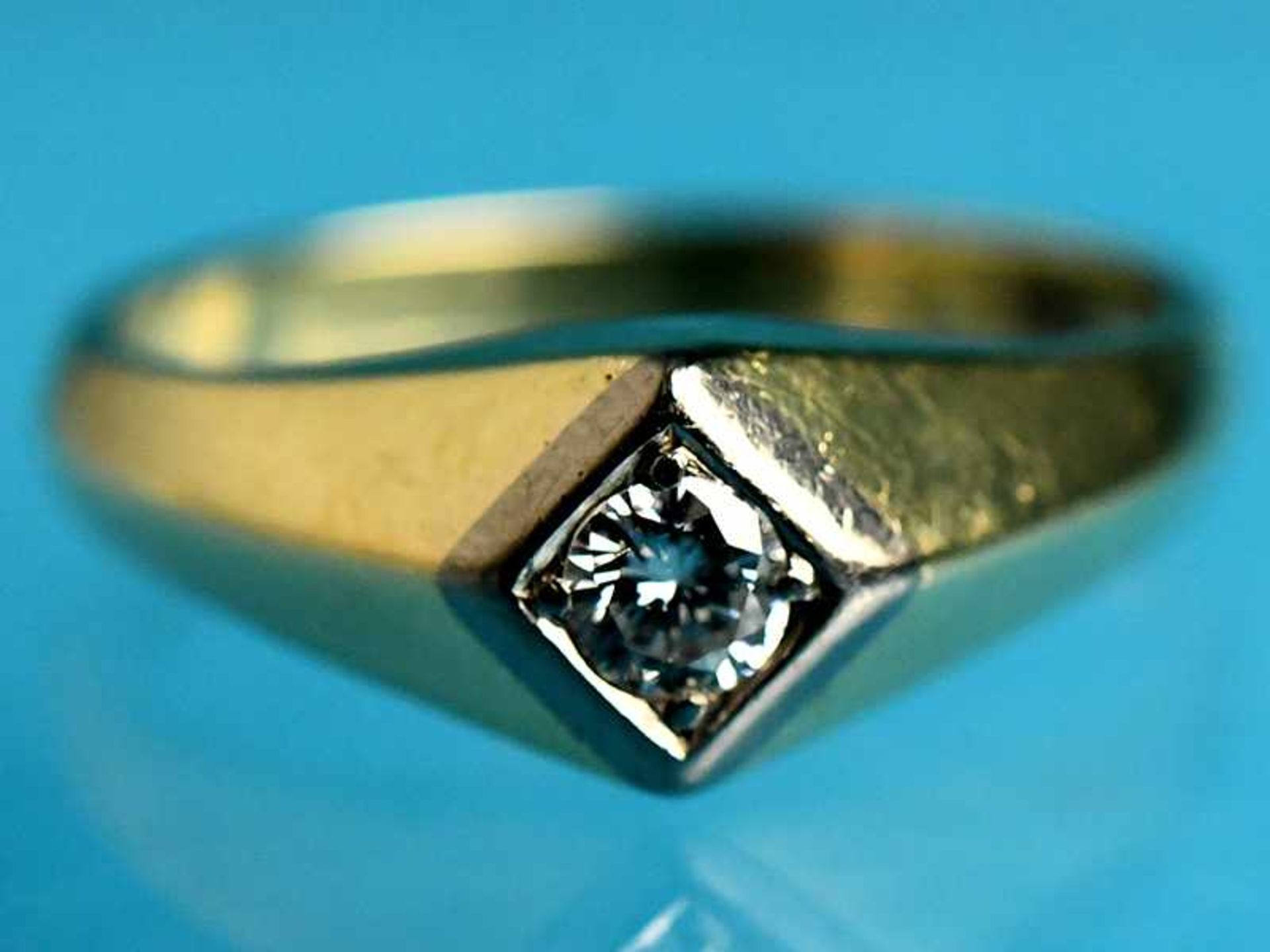 Bandring mit Brillant ca. 0,12 ct, 70-er Jahre 585/- Weißgod. Gesamtgewicht ca. 3,7 g.