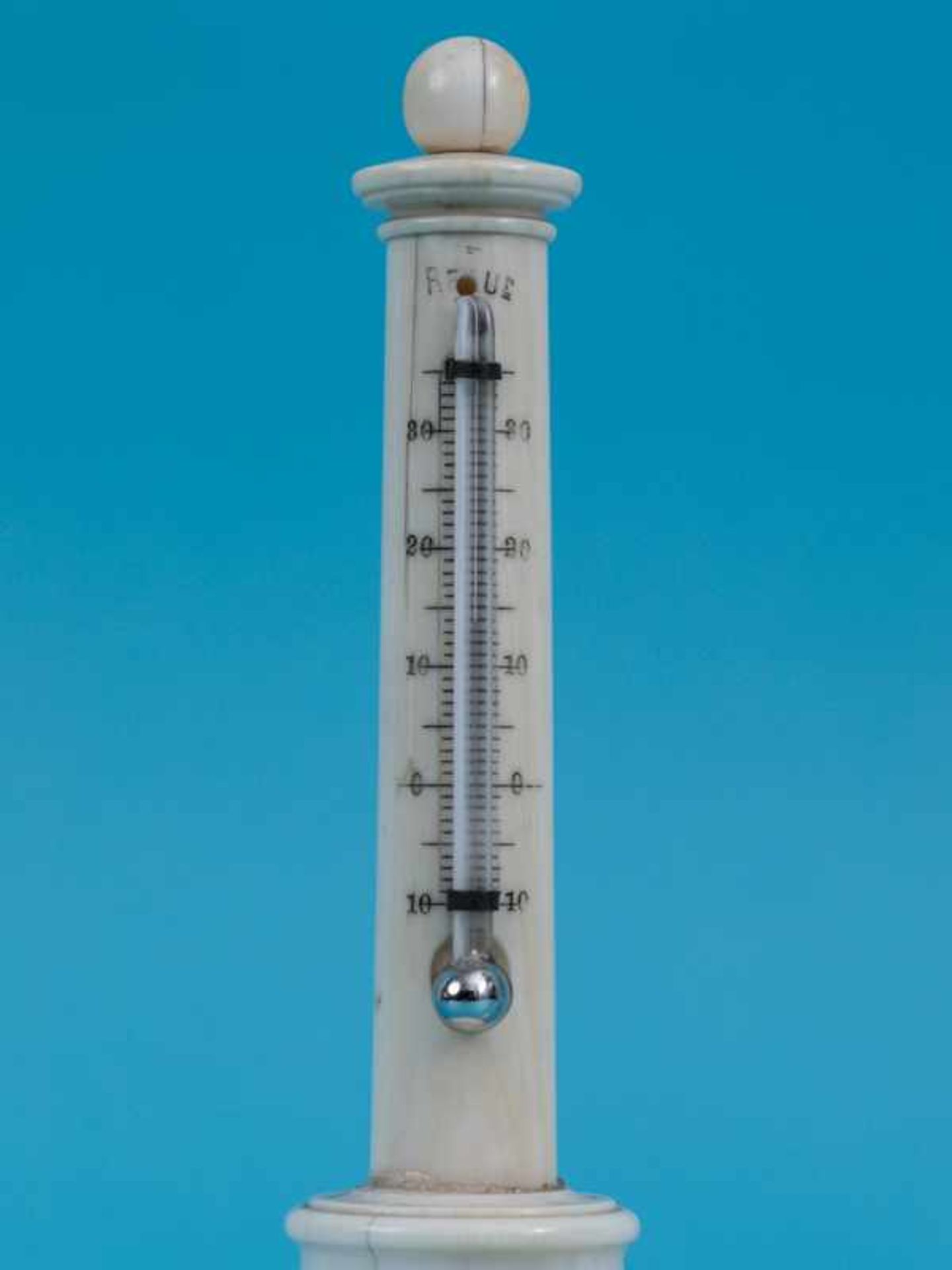 Tisch-Thermometer-Säule und Miniatur-Kruzifix-Gruppe, Ende 19. Jh. Elfenbein/ Bein, geschnitzt; 1) - Bild 5 aus 5