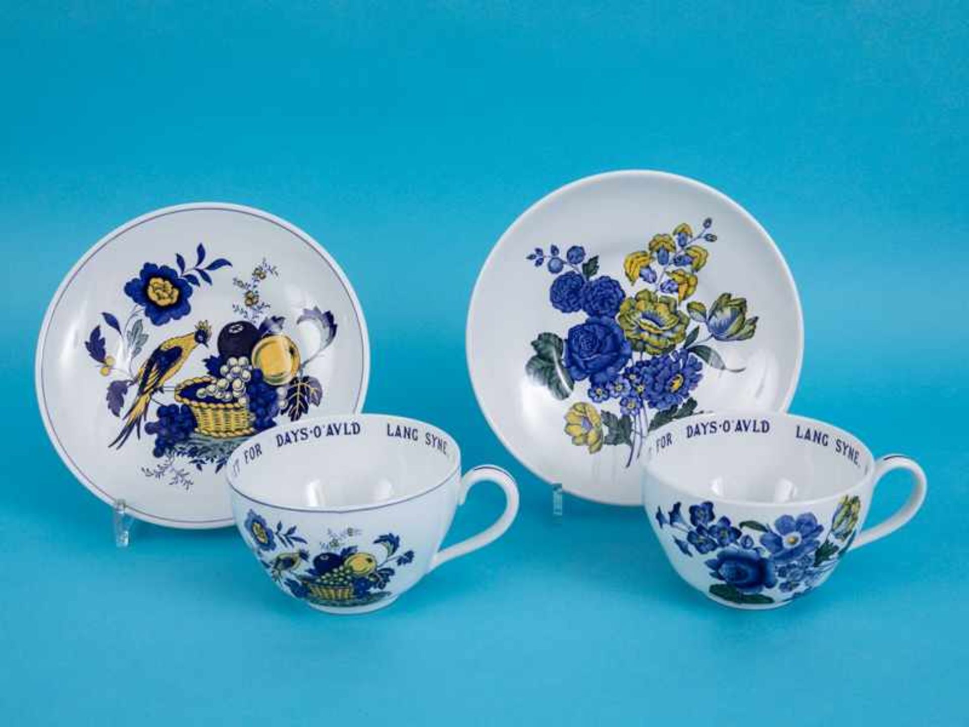 2 Jumbo-Tassen "Blue Flowers"/ "Blue Bird", Spode Copeland, England, 2. Hälfte 20. Jh. Steingut