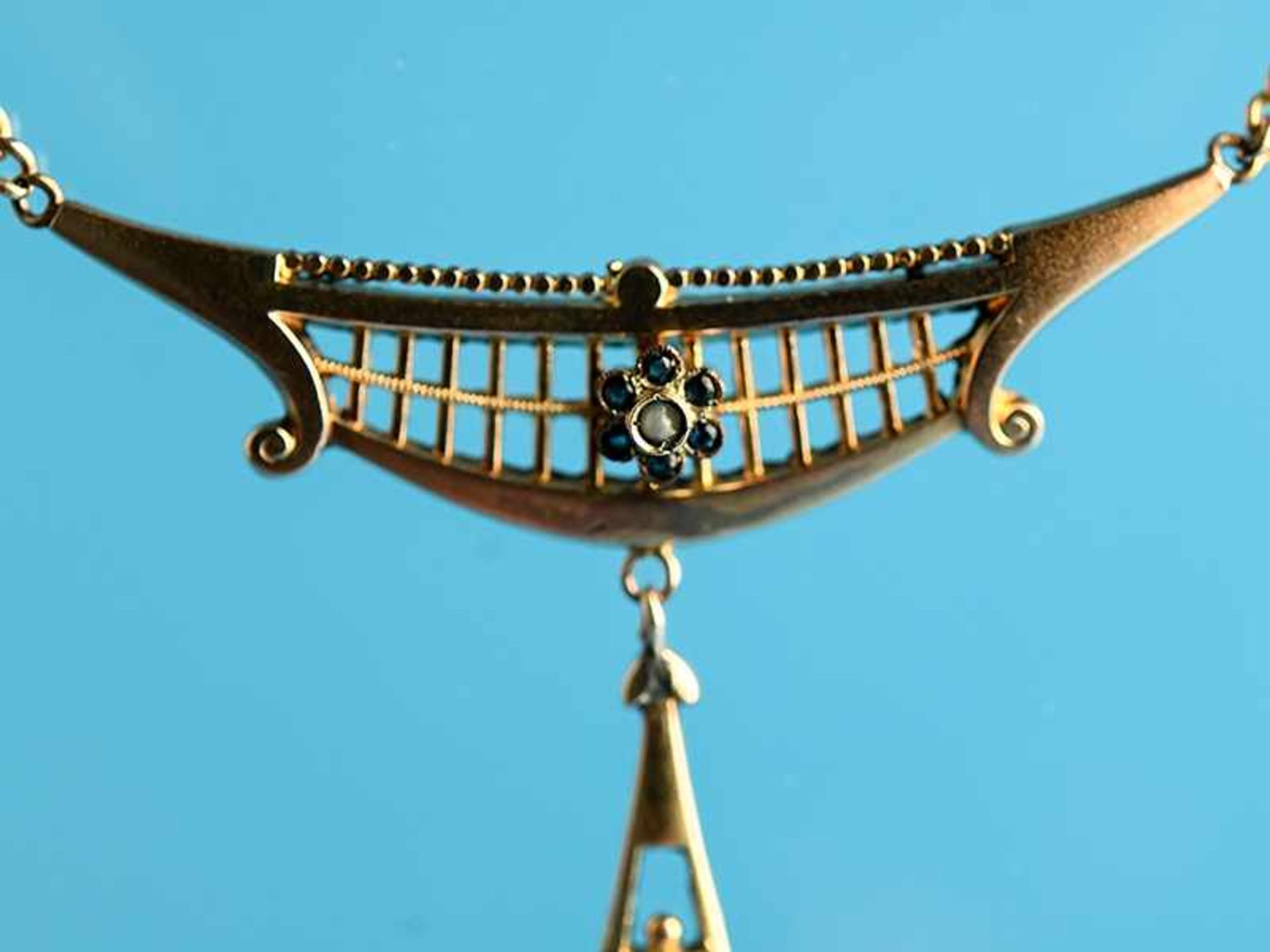 Collier mit Jugendstilelementen, um 1900 und 20. Jh. Doublé. Gesamtgewicht ca. 7,5 g. Mittelteil - Image 3 of 4