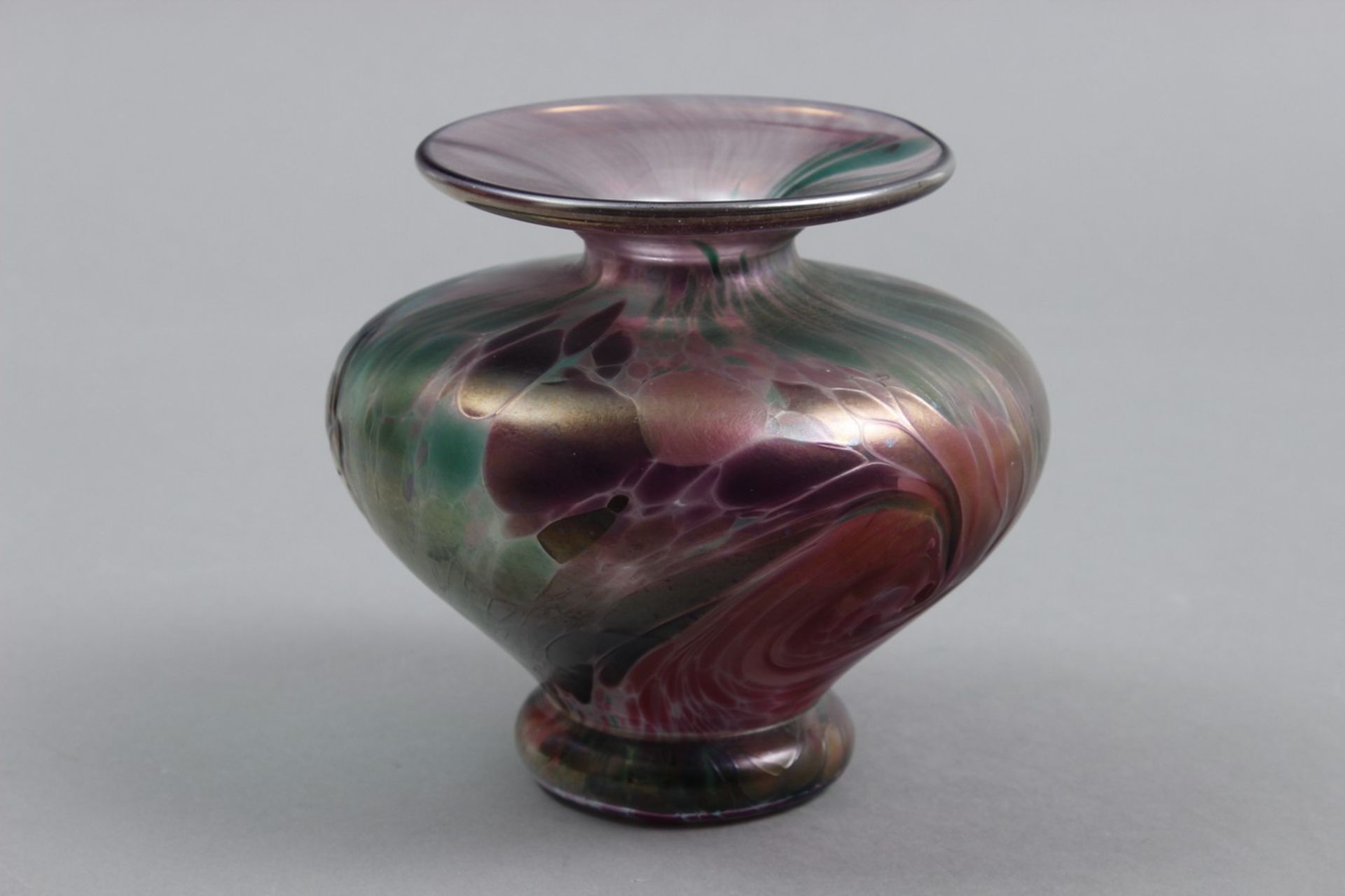 Vase Künstlerglas, hochbauchige Form mit eingezogenem Hals und leicht ausgestellter Mündung, auf