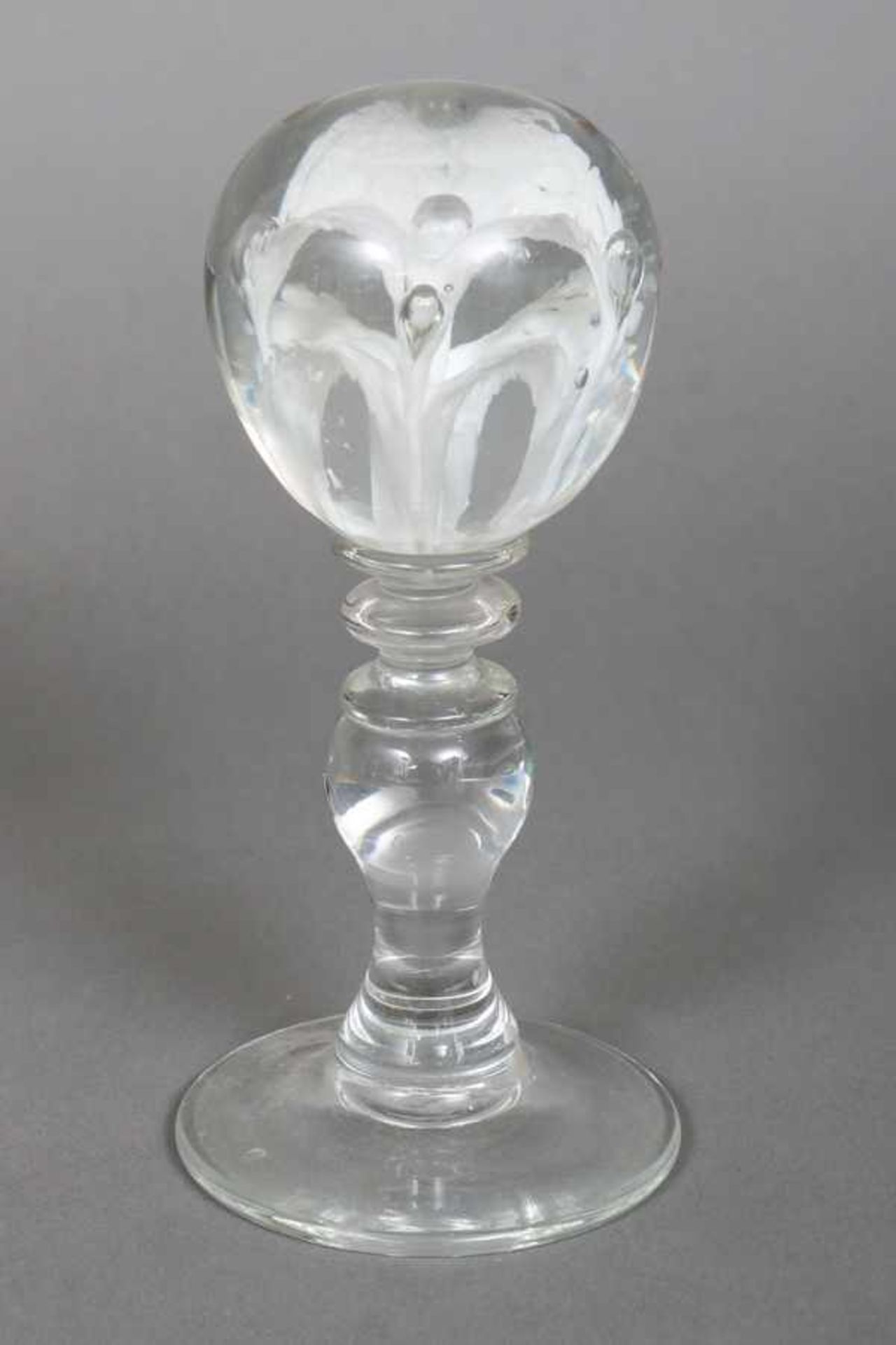 3 hochstielige Paperweights Glas, je ovoide Kugel mit unterschiedlichen Einschmelzungen (Fäden, - Bild 3 aus 3
