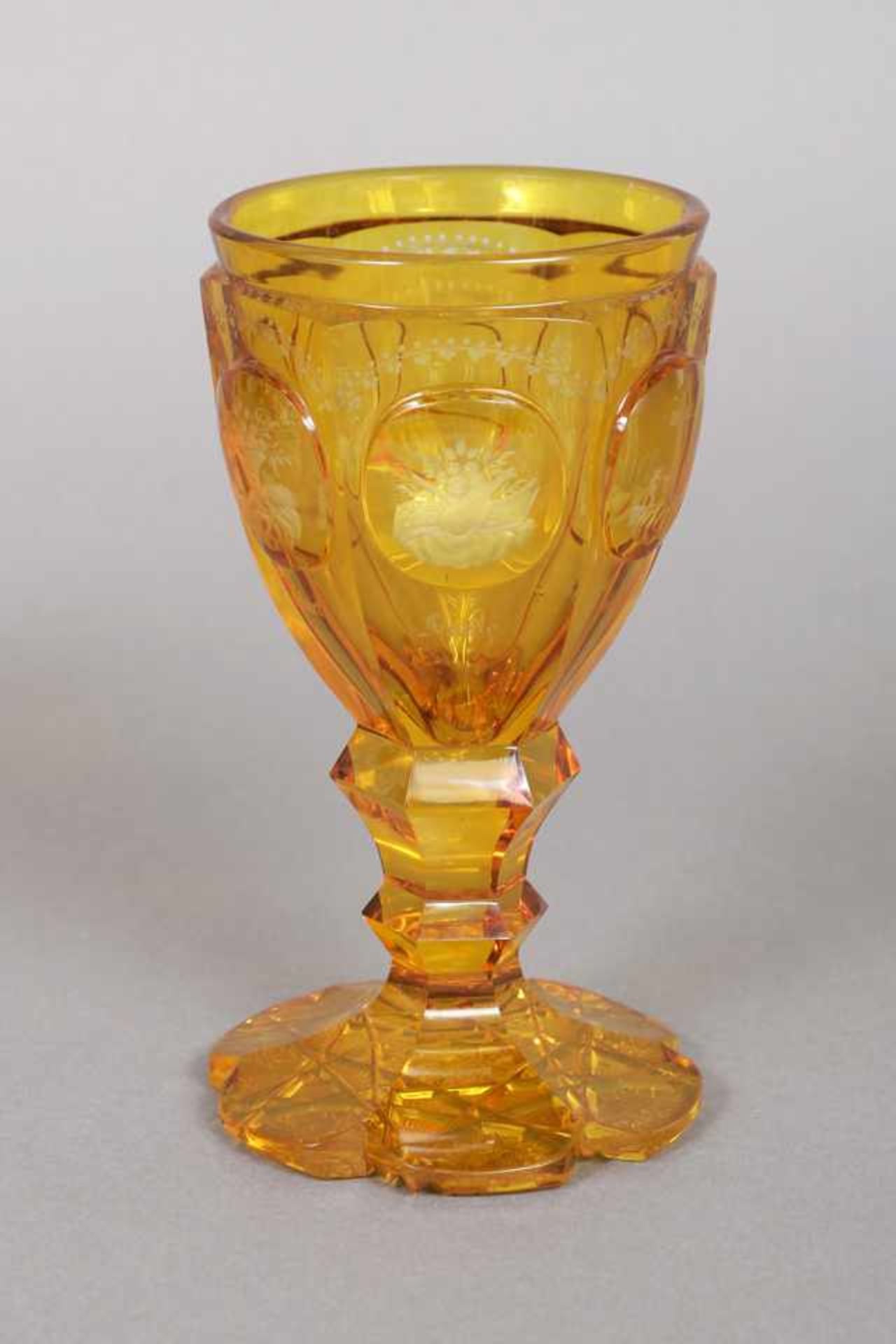 Biedermeier Andenkenglas bernsteinfarben überfangenes Glas, geschliffen, Böhmen, 19. Jhdt., in