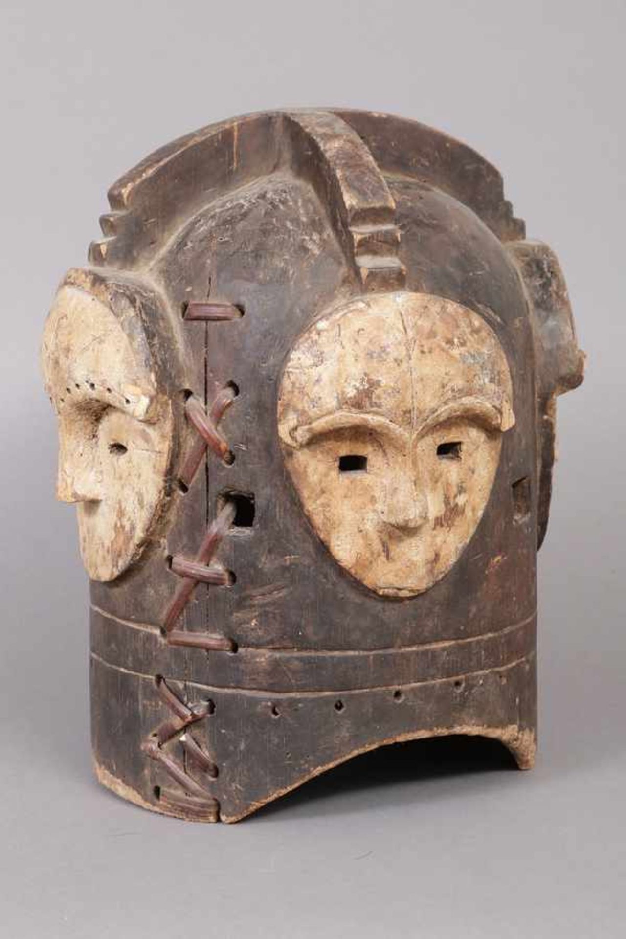 Große afrikanische Helmmaske/Tanzaufsatz Holz, hell gefasst, Bastgeflecht, wohl Gabun, 1. Hälfte 20.