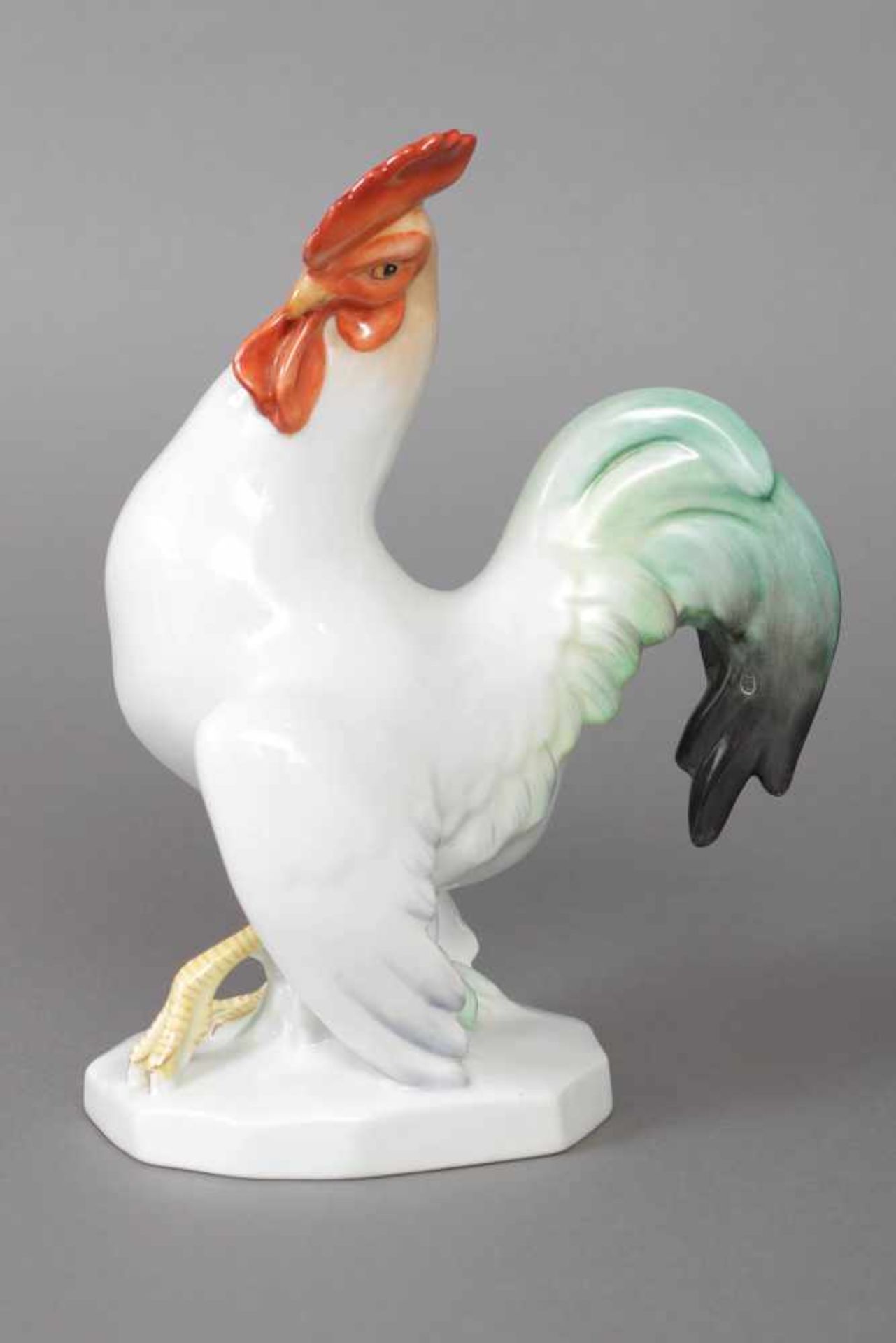 HEREND Porzellanfigur ¨Hahn¨ 2. Hälfte 20. Jhdt., sparsame Farbstaffage, polygonaler Stand,