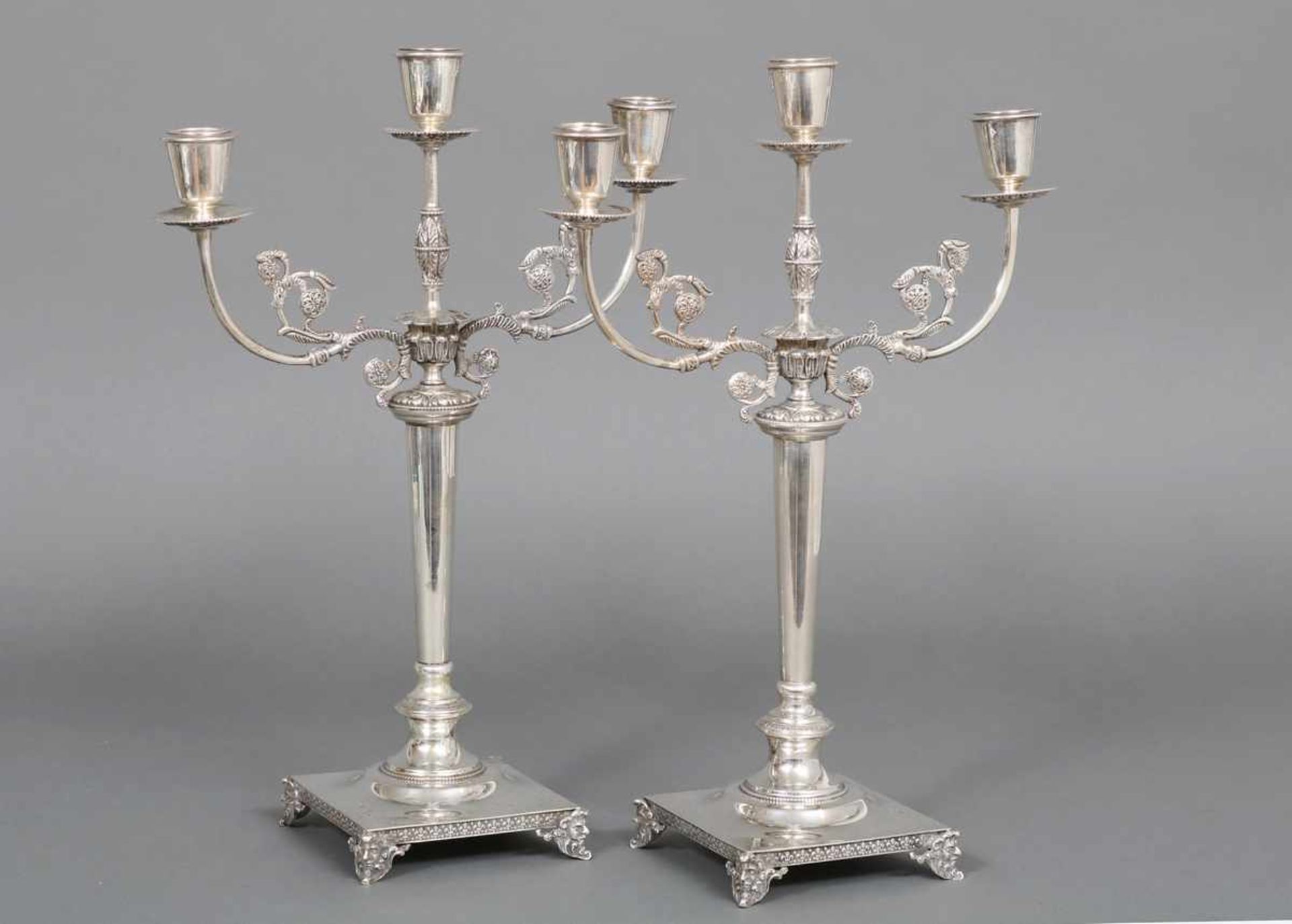 Paar Kerzenleuchter 800er Silber, wohl Venedig, 20. Jhdt., je 3-armig, 3 Brennstellen, schlanker