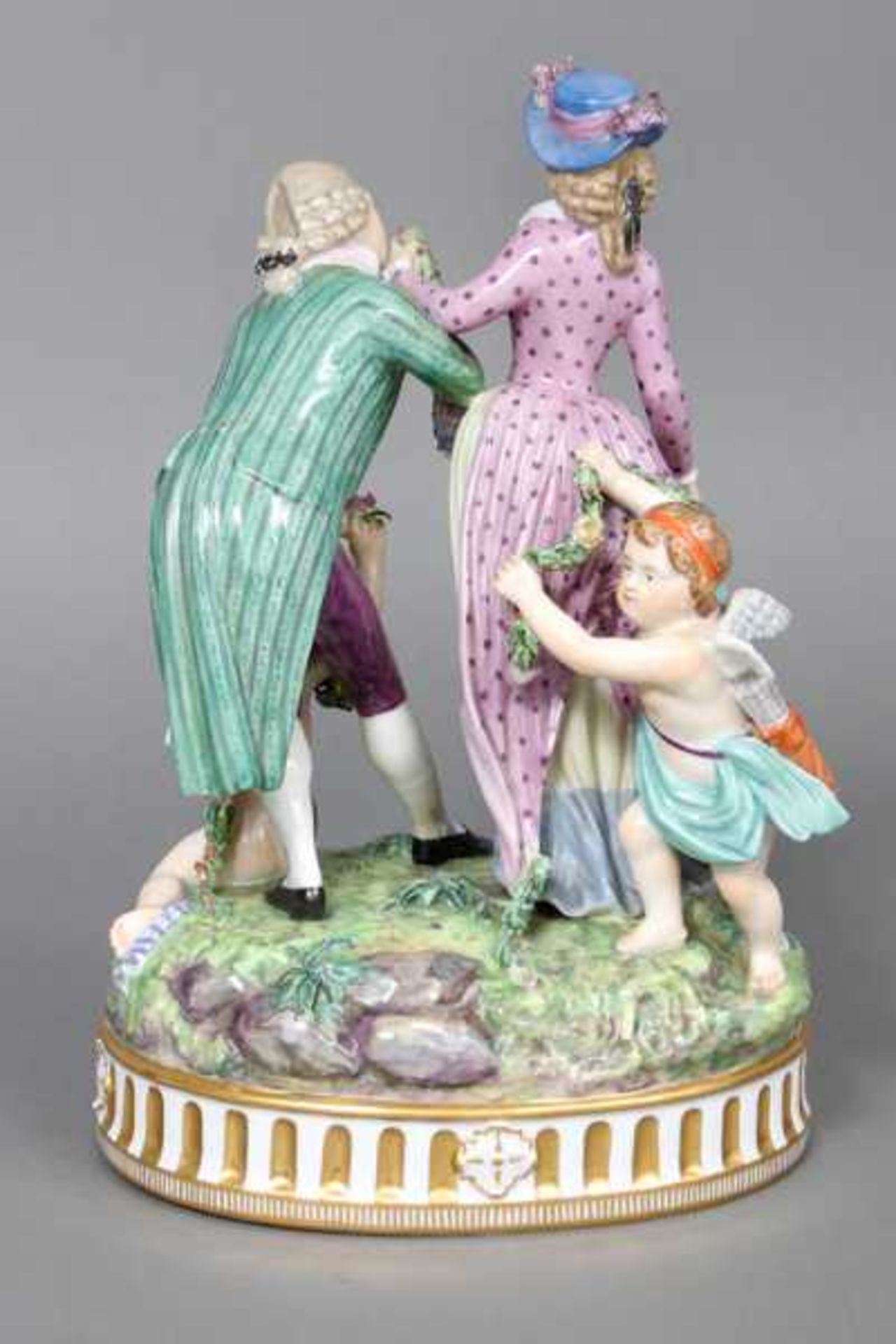 ROYAL COPENHAGEN Porzellanfigur ¨Rokoko-Pärchen mit Blütengirlande¨ farbig staffiert, auf ovalem - Bild 5 aus 5