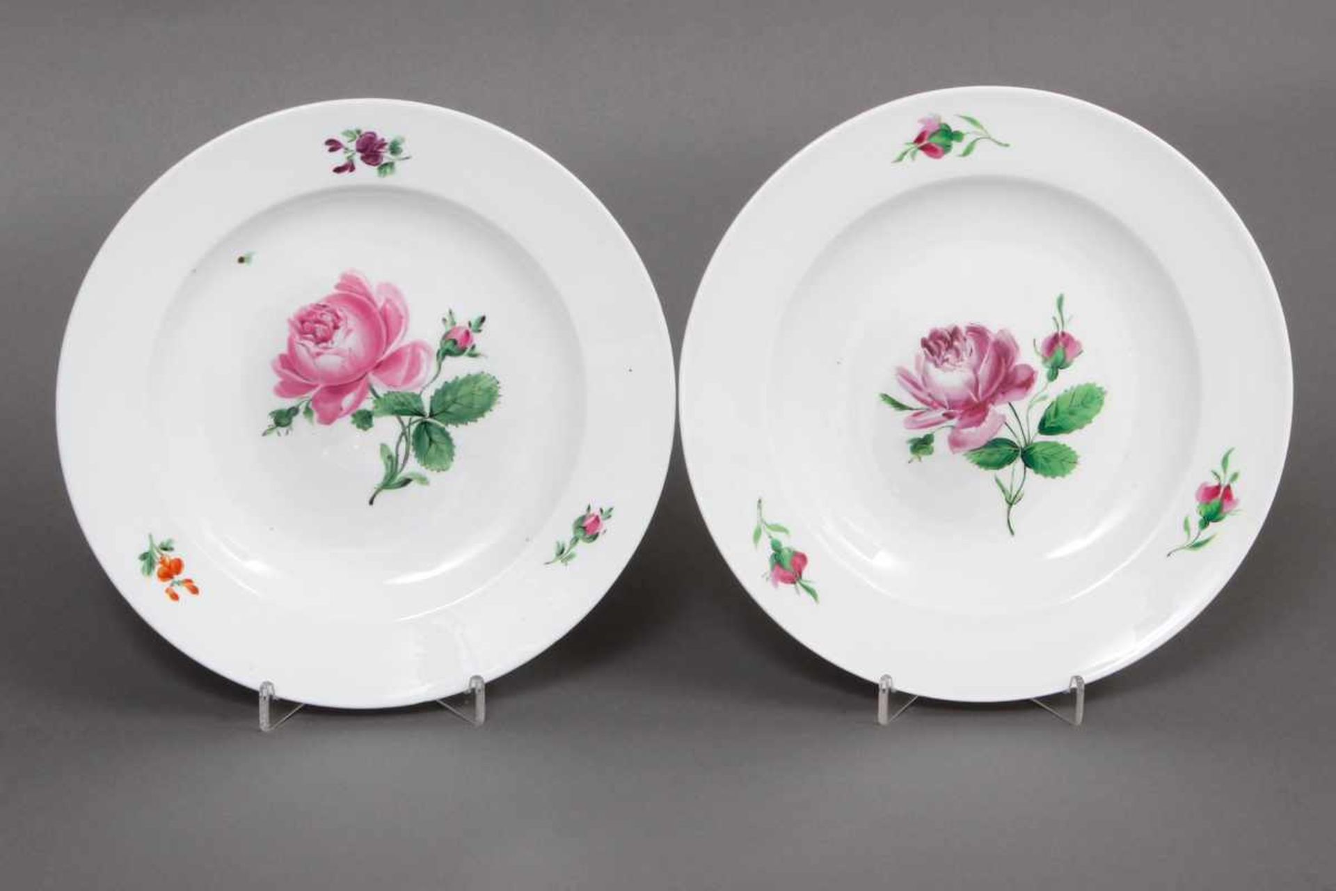 Paar MEISSEN Teller Porzellan, um 1820, je mit Rosendekor, Fahne mit Streublümchen, D 24cm, leicht