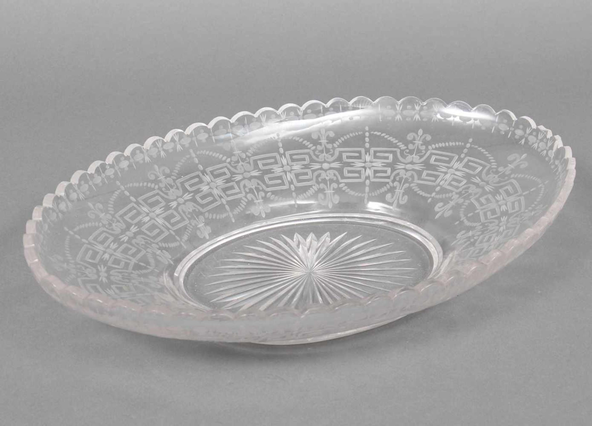 Anbietschale farbloses Kristallglas, wohl England, Mitte 19. Jhdt., ovale Form mit aufwendigem