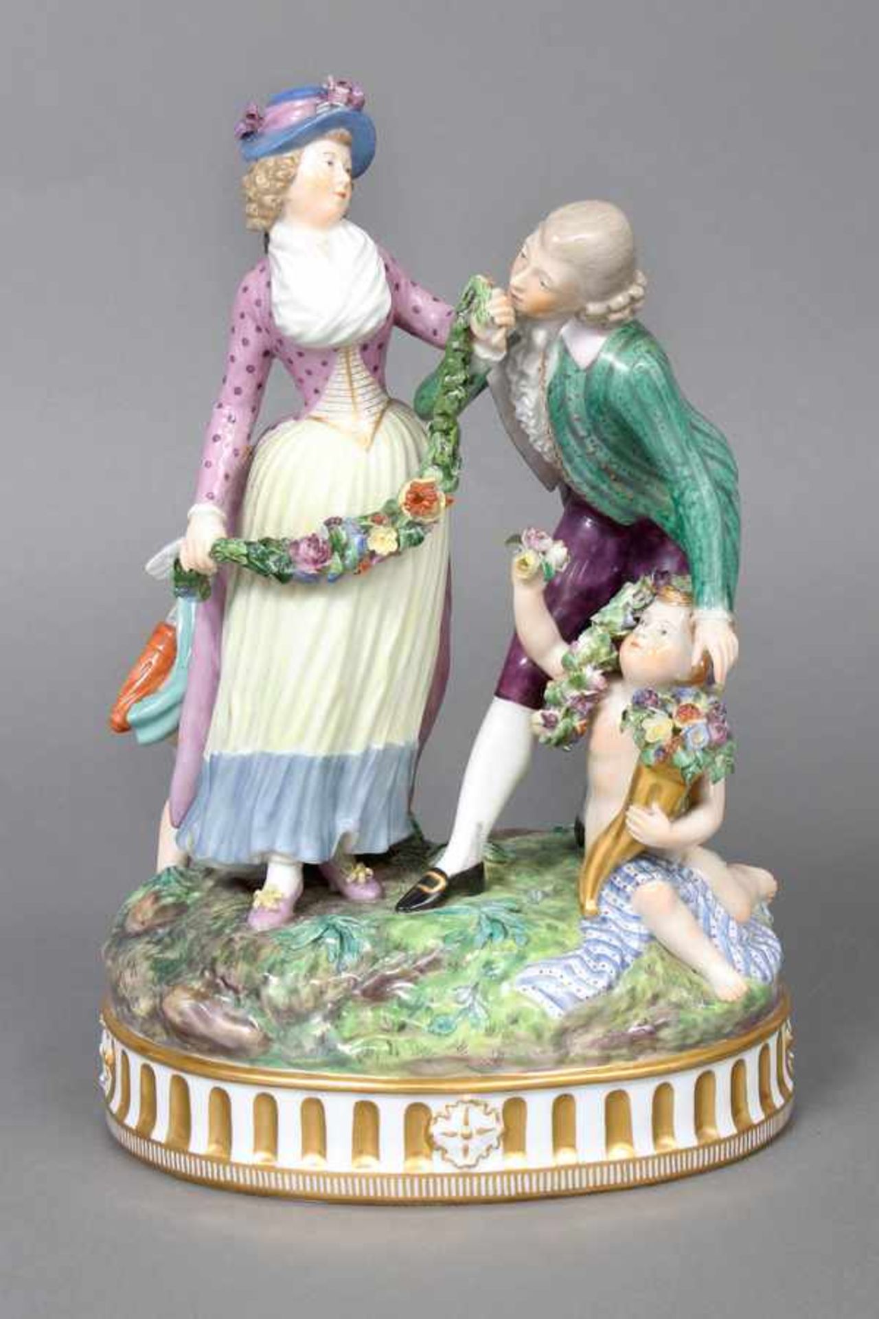 ROYAL COPENHAGEN Porzellanfigur ¨Rokoko-Pärchen mit Blütengirlande¨ farbig staffiert, auf ovalem