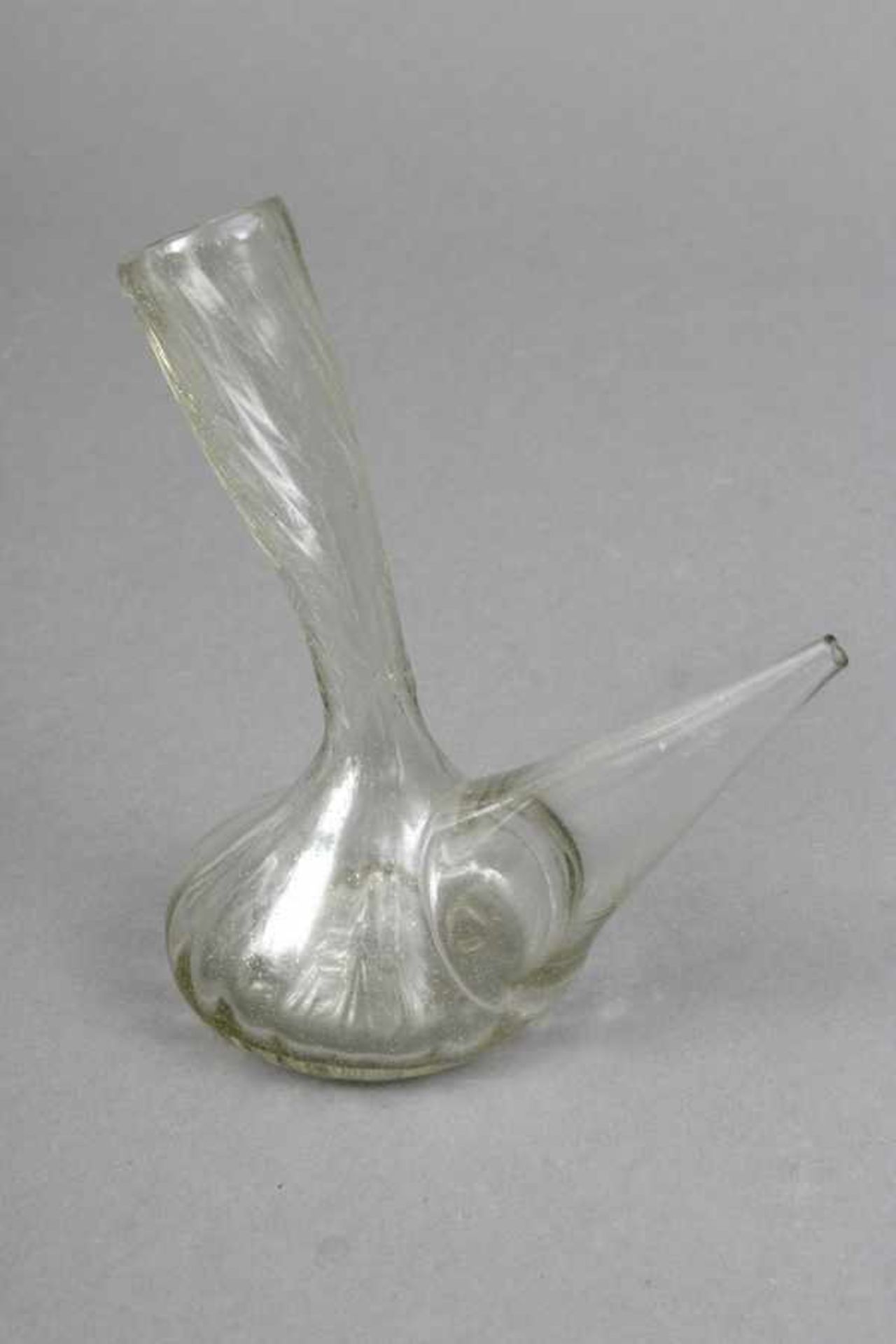 Kleines Öl-Kännchen Glas, farblos, wohl um1750-1800, leicht gedreht, bauchiges Behältnis mit