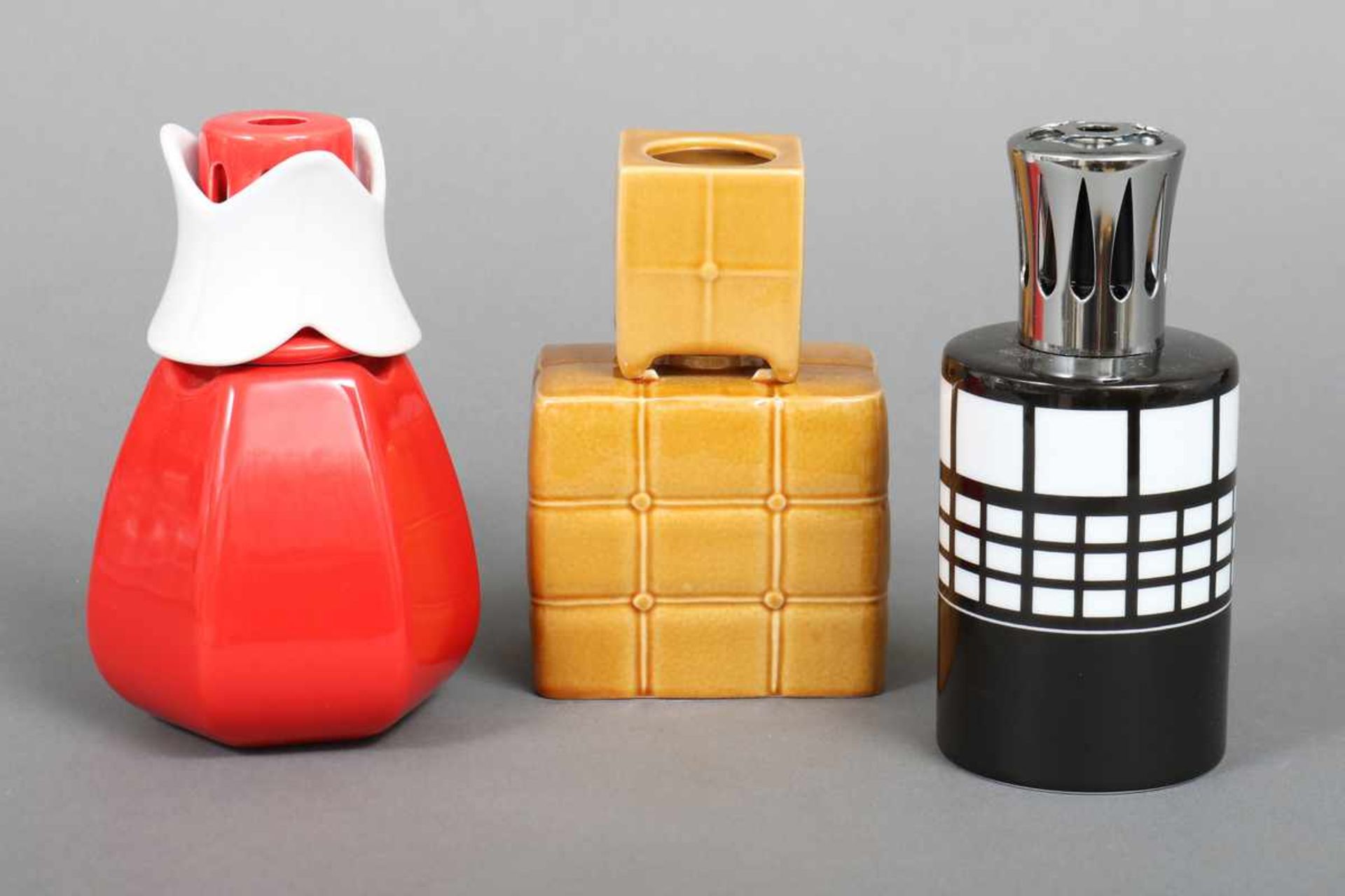 3 ¨Lampe Berger¨/Aromalampen Porzellan, mit diversen Formen und Dekoren (1x rot glasiert, 1x