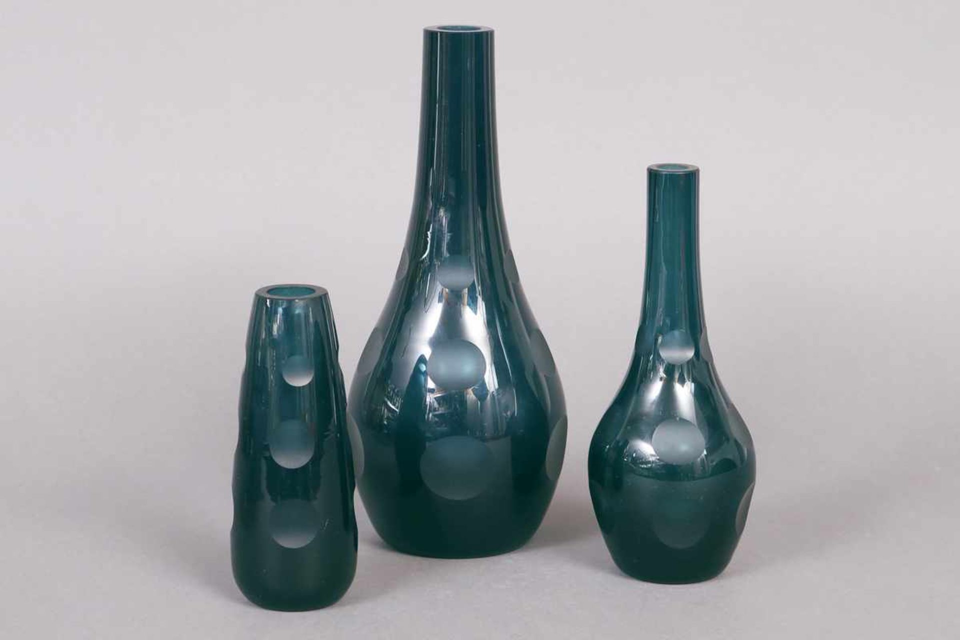 3 Glasvasen petrolfarbenes Glas, wohl Dänemark, um 1970, ungemarkt, Keulenform, Punktschliff, H 15-