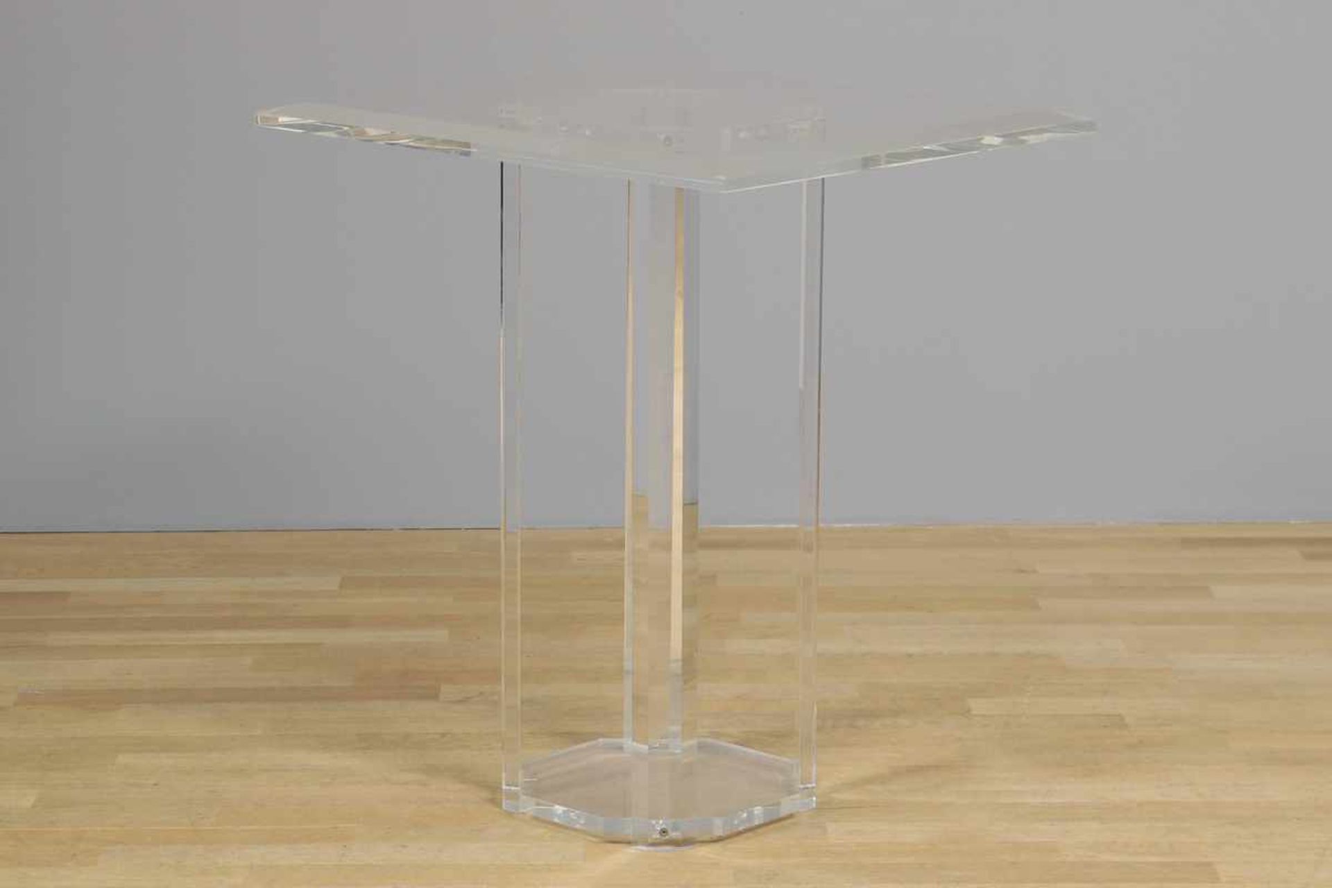 Beistelltisch Plexiglas, eckige, gekantete Platte auf säulenförmigem Stand und polygonaler
