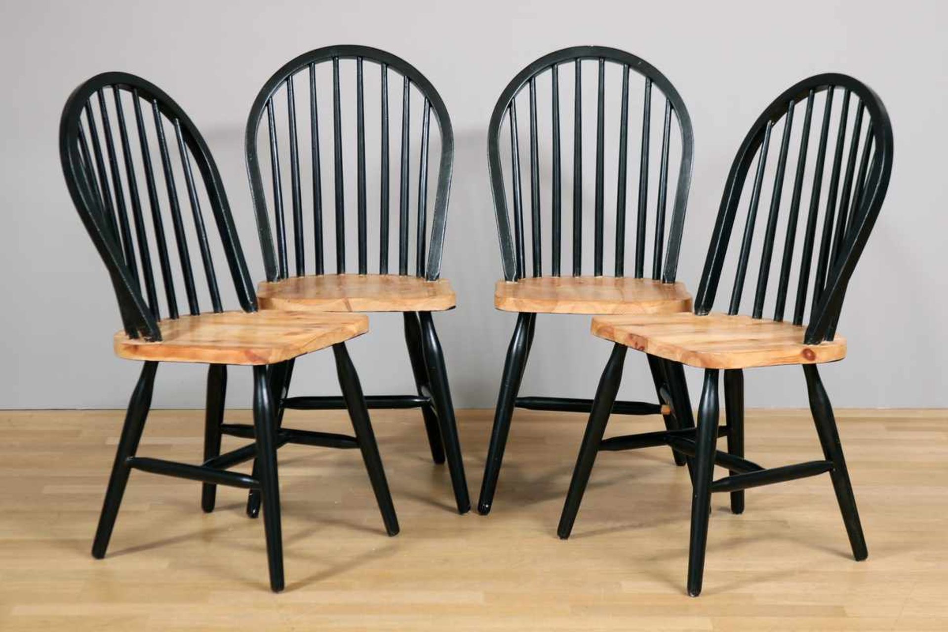 4 Stühle Skandinavien, um 1950/60, unbekannter Hersteller, Sitz Kiefernholz, gemuldet, schwarz