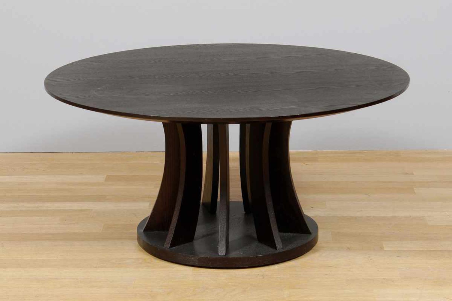 FLAMANT Tisch Wenge, geschwärzt, runde Platte auf offenem Stand mit gerundeten Streben, runde