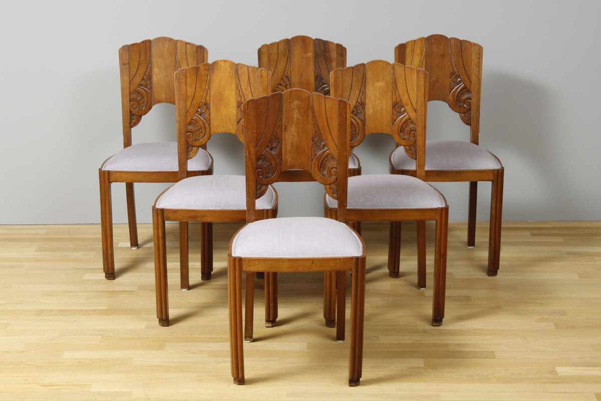 6 Art Deco Stühle Französisch Nussbaum, um 1920, trapezförmige, gepolsterte Sitzfläche mit