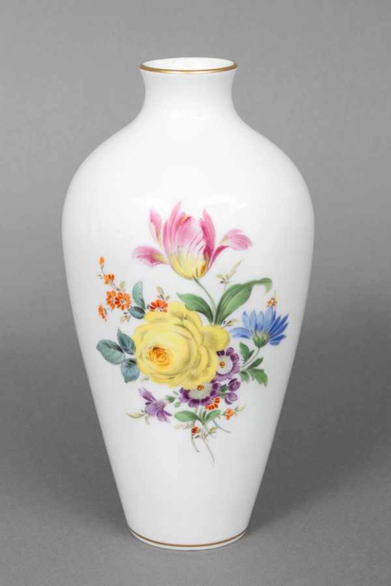 MEISSEN Vase Porzellan, Balusterform, schauseitig Bouquetmalerei (Tulpen, Rosen u.a.), Goldrand, H