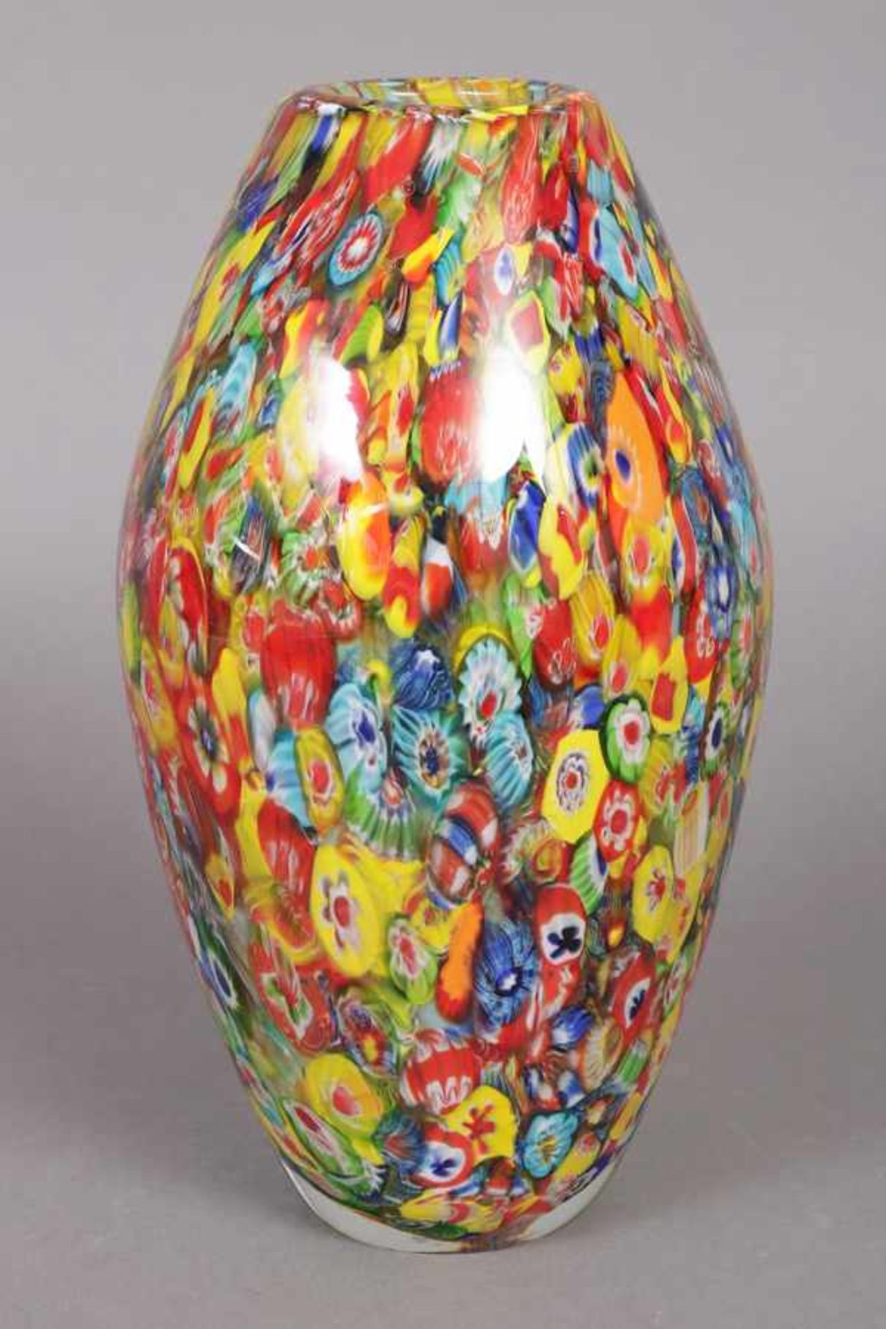 MURANO Vase kegelförmiger Korpus mit vielfarbigem Millefiori-Dekor, ungemarkt, H 27cm