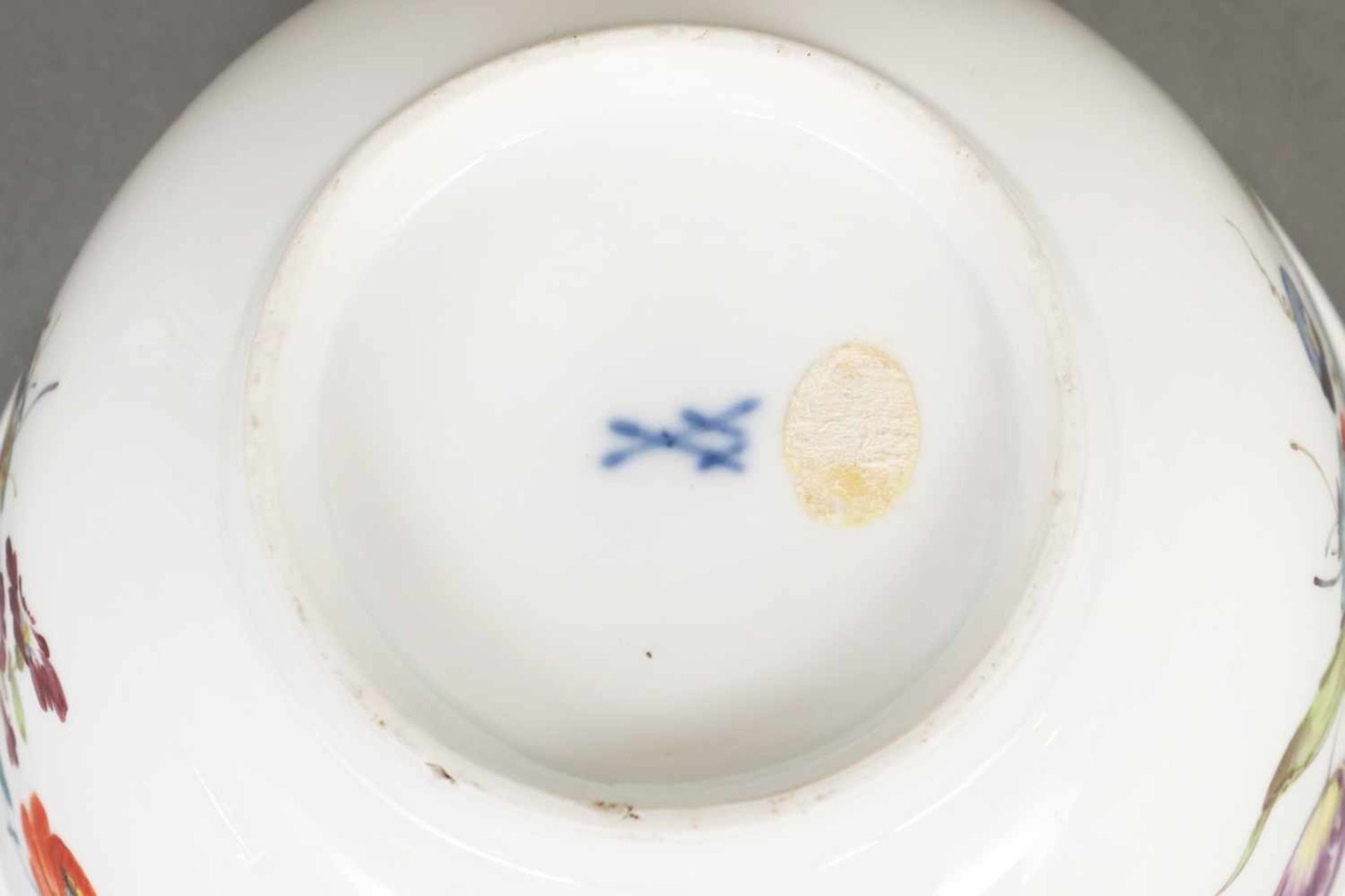 MEISSEN Kumme um 1750, runde, tiefe Form mit leicht ausgezogener Lippe auf schmalem Rundfuß, auf der - Bild 2 aus 2