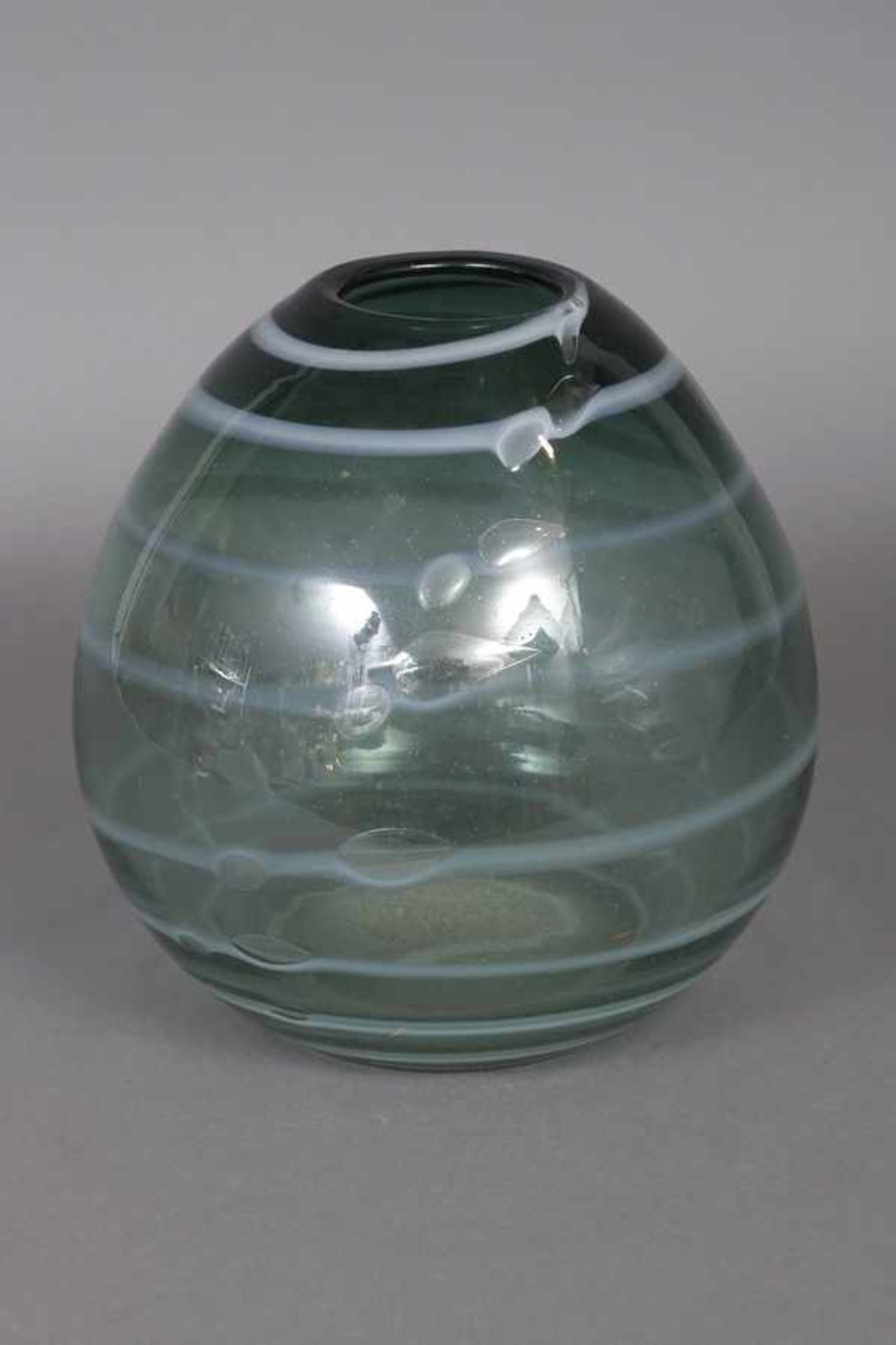 Vase unbekannte Manufaktur/Künstler, grünliches Glas mit weißen Faden-/Spiraleinschmelzungen und