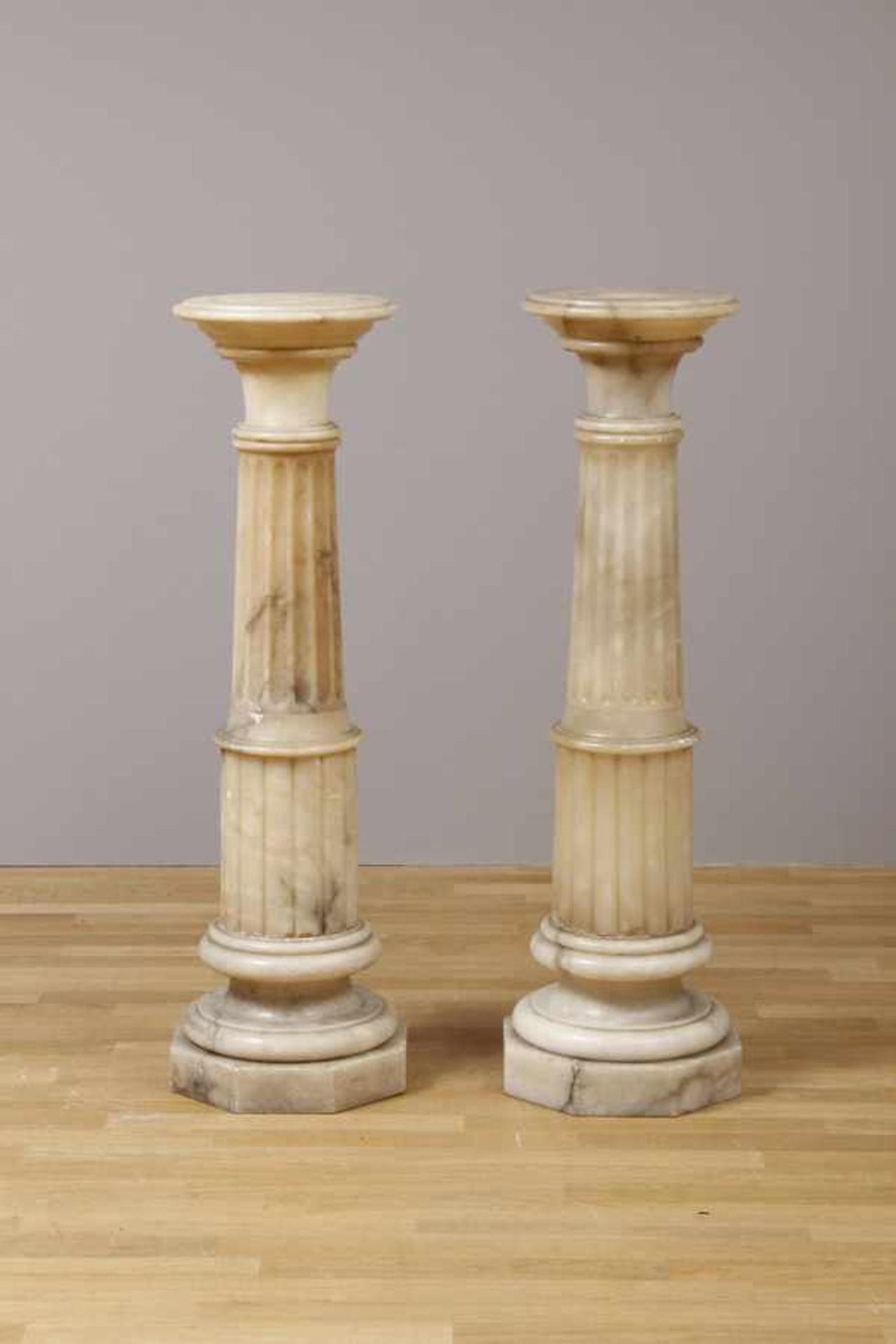 Paar Alabaster-Säulen England, 19. Jhdt., hell (grau geädert), runde, leicht konische Form,