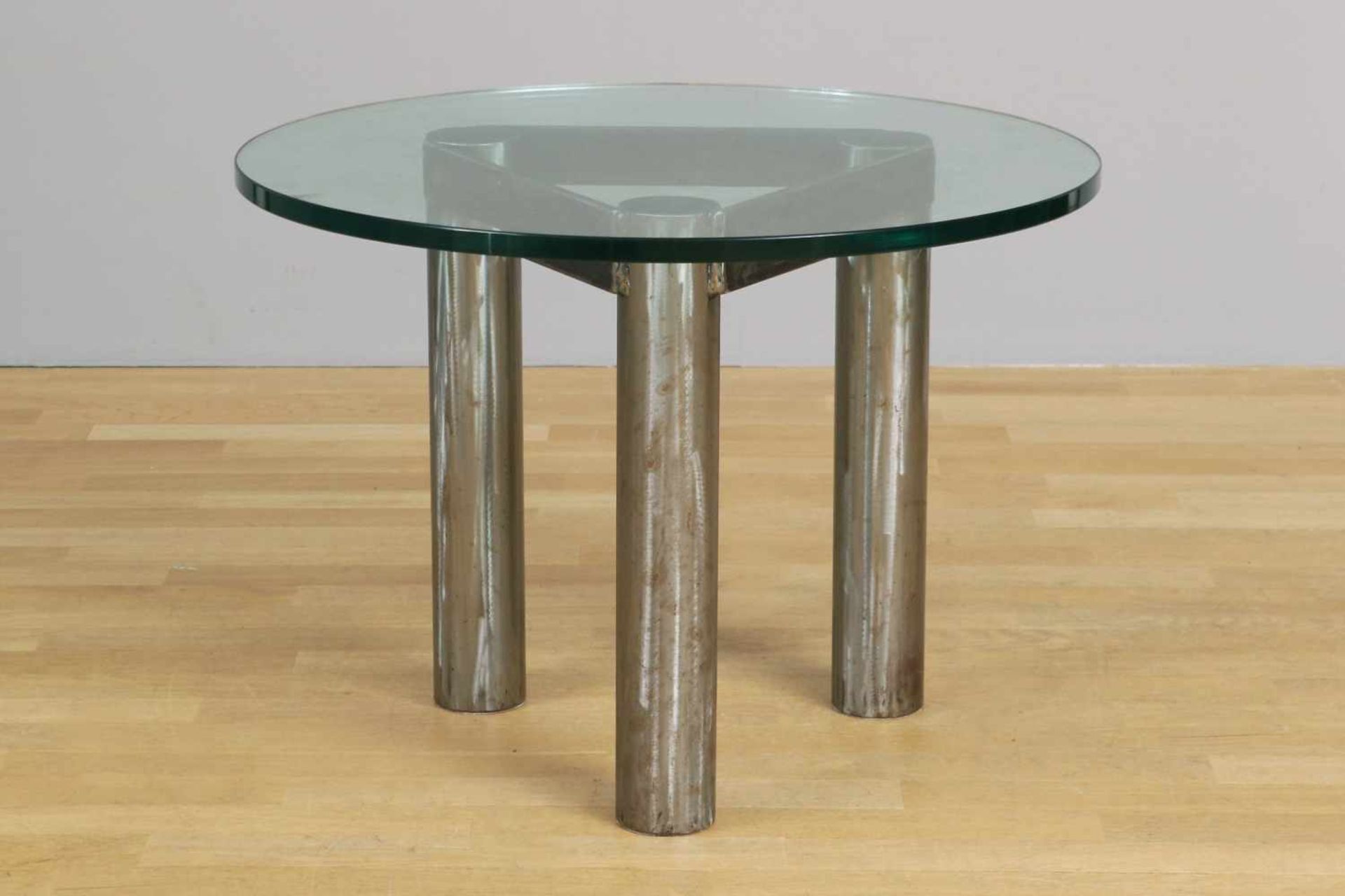 Wohl PETER PRELLER Beistelltisch runde Glasplatte auf Eisenstand mit 3 säulenförmigen Stützen (