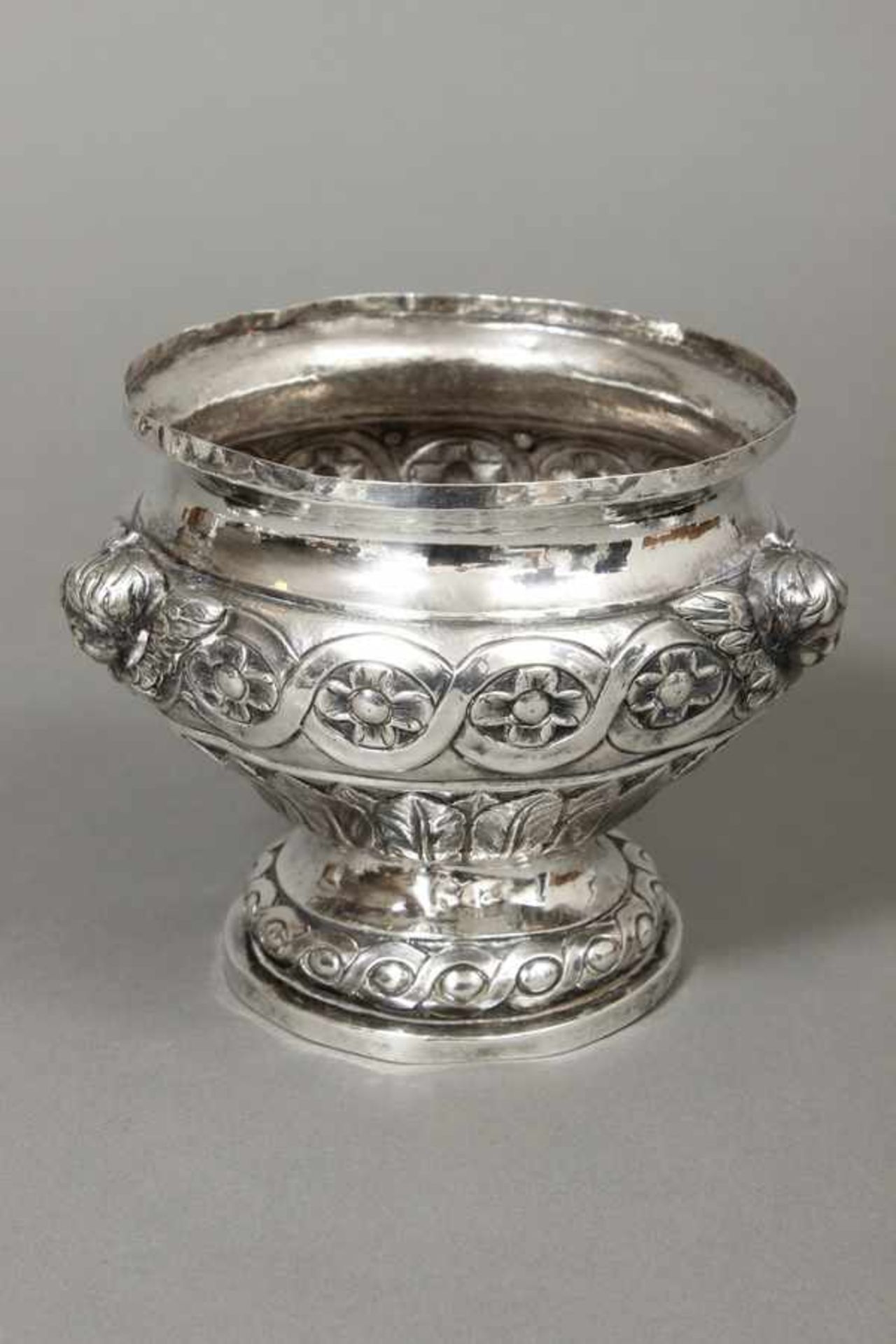 Silber-Vasengefäß ungepunzt, wohl 18. Jhdt., rundes, hochbauchiges Gefäß, Wandung mit Blätter-,