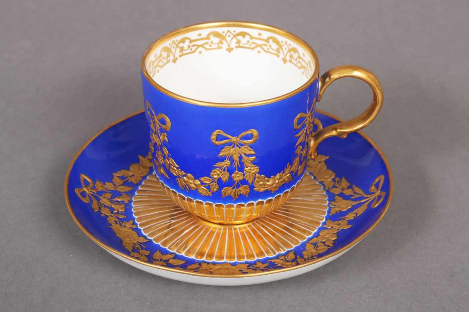 KPM BERLIN Tasse mit Untertasse um 1900, königsblauer Fond mit üppiger Goldstaffage (Girlanden-