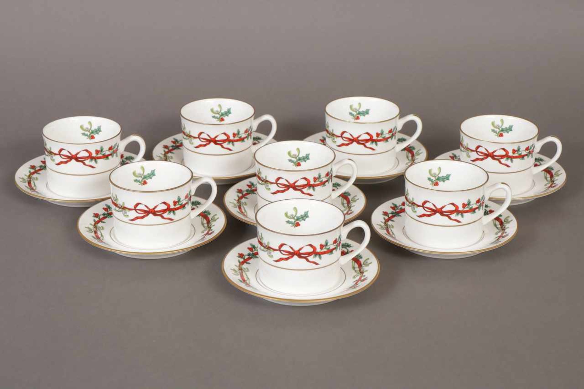 8 ROYAL WORCESTER Tassen mit Untertassen polychromer Dekor ¨Holly Ribbons¨ (Mistel, Schleifen und