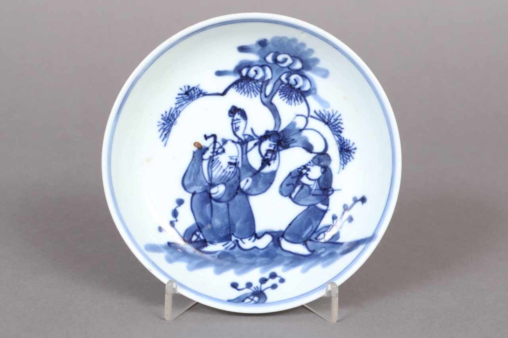 Chinesisches Porzellanschälchen Blaumalerei (4 Chinesen in Landschaft), am Boden blaue Zeichenmarke,