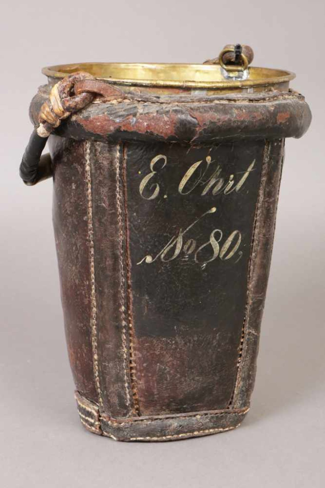 Löscheimer Leder und Messing, England, frühes 19. Jhdt., zylindrischer Eimer mit Ledergriff,