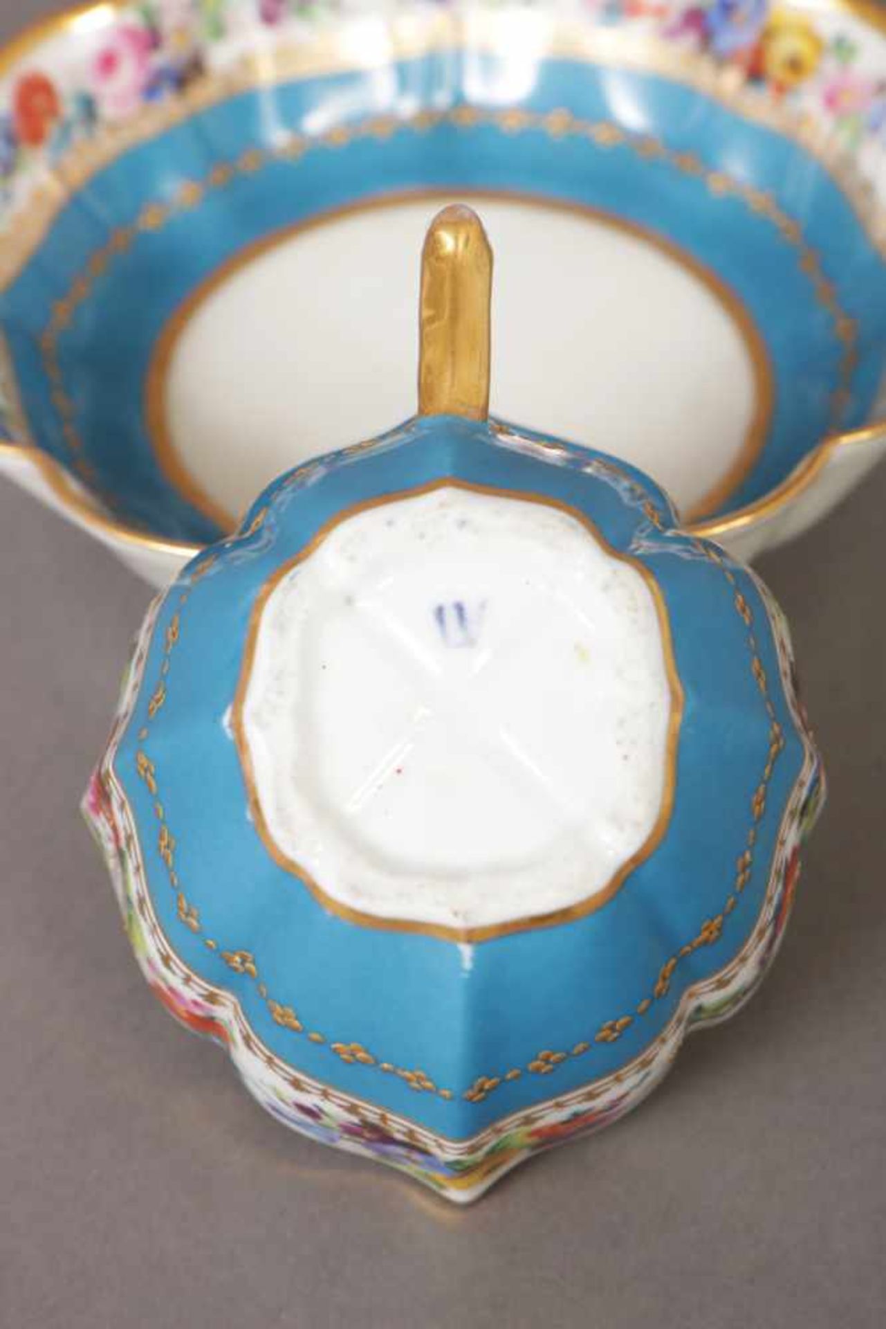 Manufaktur POPOW/MOSKAU Porzellantasse mit Untertasse um 1830-1872, achtpassiger Korpus, umlaufend - Image 2 of 2