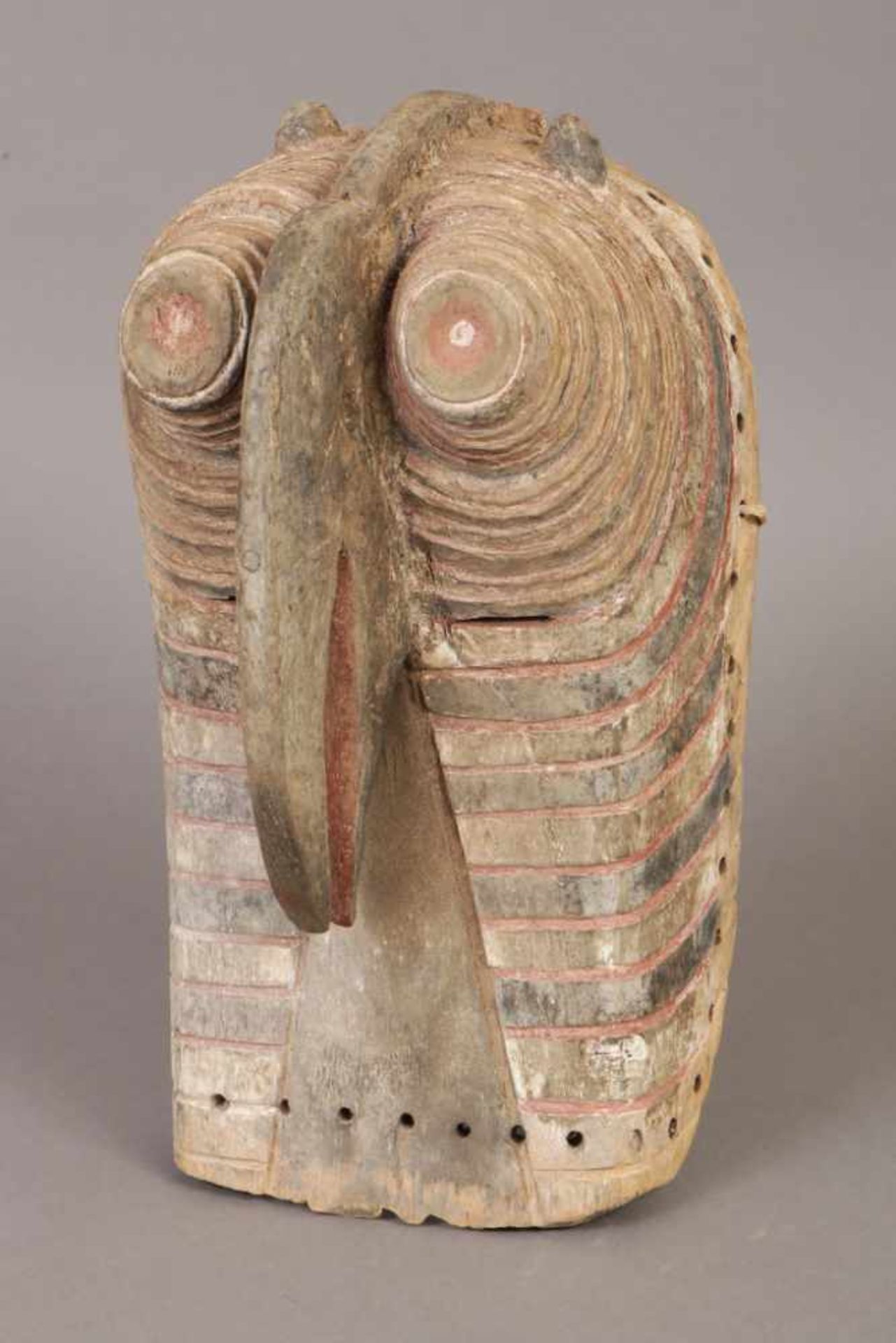 Tanz-/Ritualmaske Holz, rot-weiß-braun patiniert, wohl Songye, Kongo, wohl um 1920/30, hohe Maske