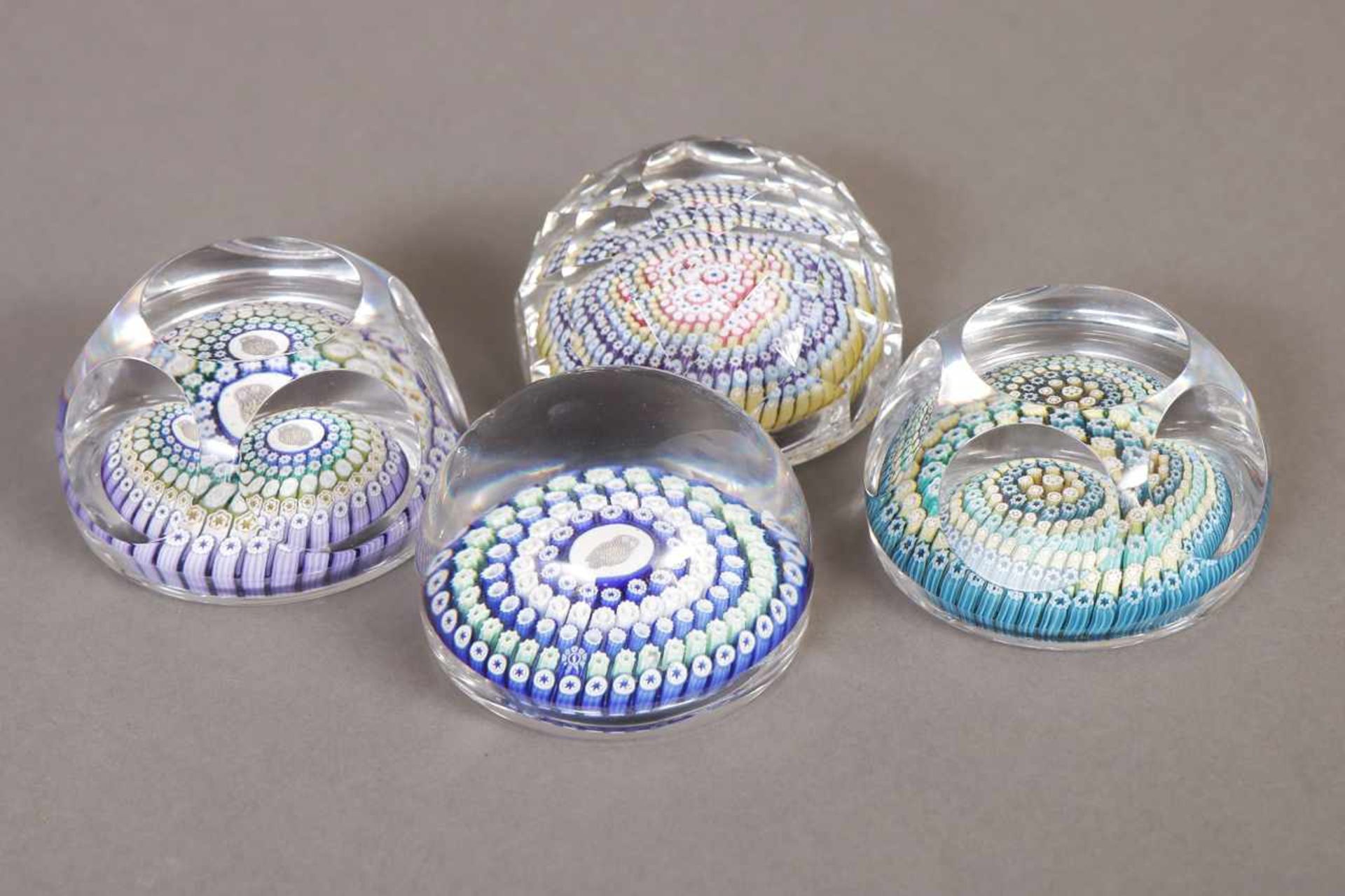 4 Paperweights Glas, England, 1. Hälfte 20. Jhdt., mit vielfarbigen ¨Millefiori¨-Einschmelzungen,