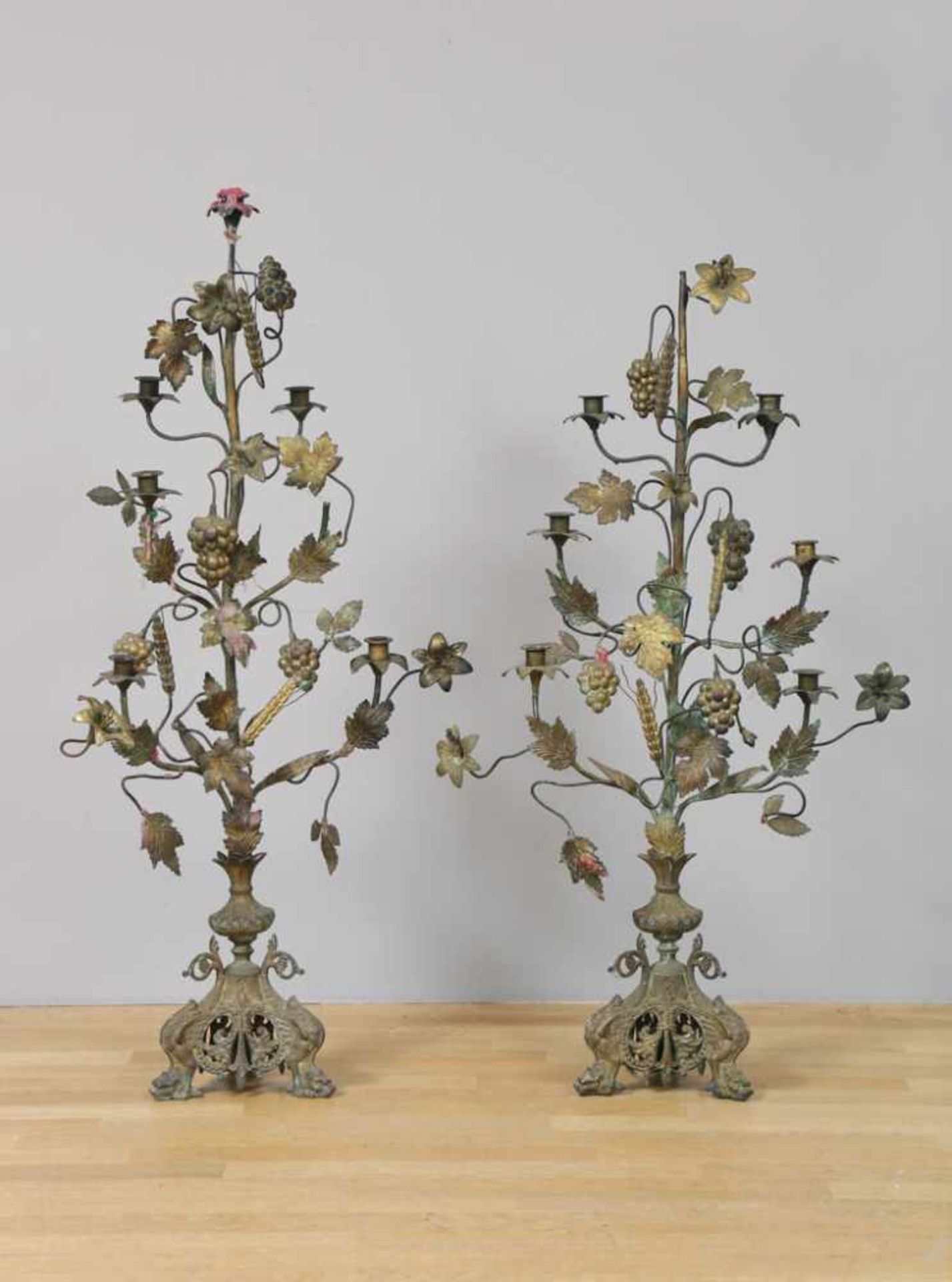 Paar Erntedank-Leuchter Messingblech, wohl Frankreich, 19. Jhdt., vielarmiger Leuchterbaum mit je