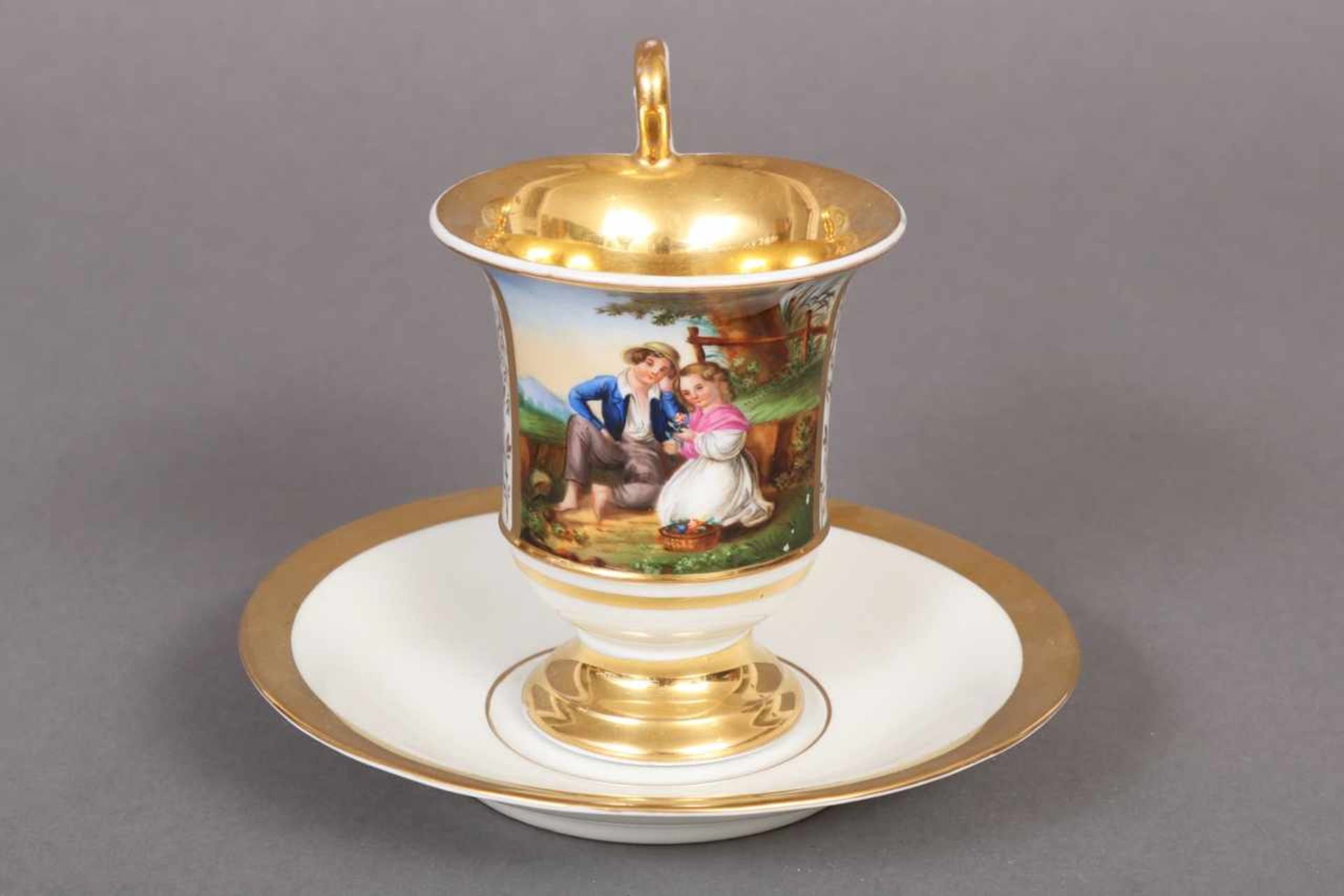 Biedermeier Ziertasse mit ergänzter Untertasse 19. Jhdt., Kalathosform mit Volutenhenkel,