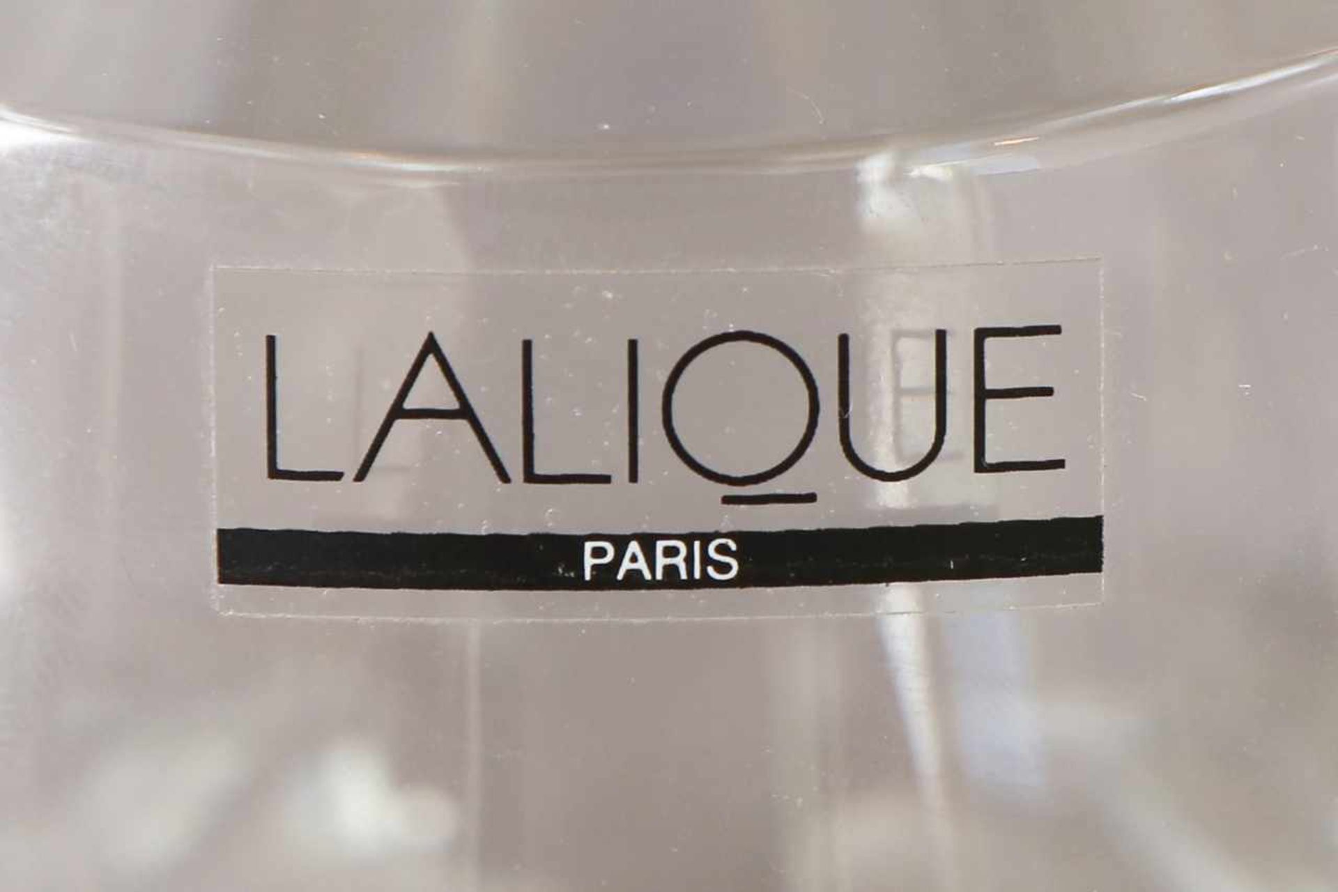 LALIQUE (France) Vase farbloses, dickwandiges und partiell satiniertes Glas, bauchige Vase mit - Bild 2 aus 2