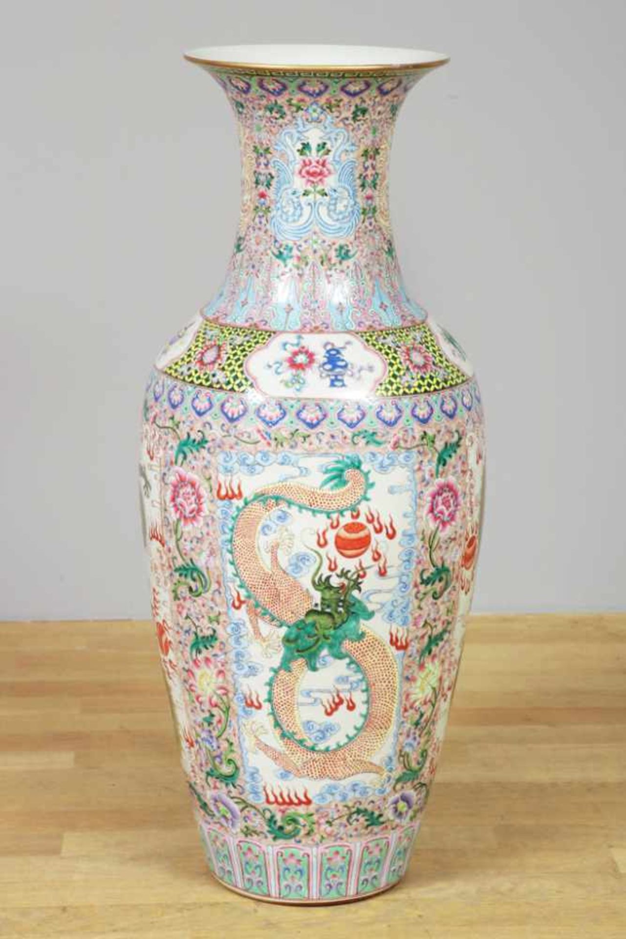 Chinesische Boden-/Palastvase Porzellan, Wandung mit polychromem ¨famille rose¨ Dekor (u.a. Drachen, - Bild 2 aus 2