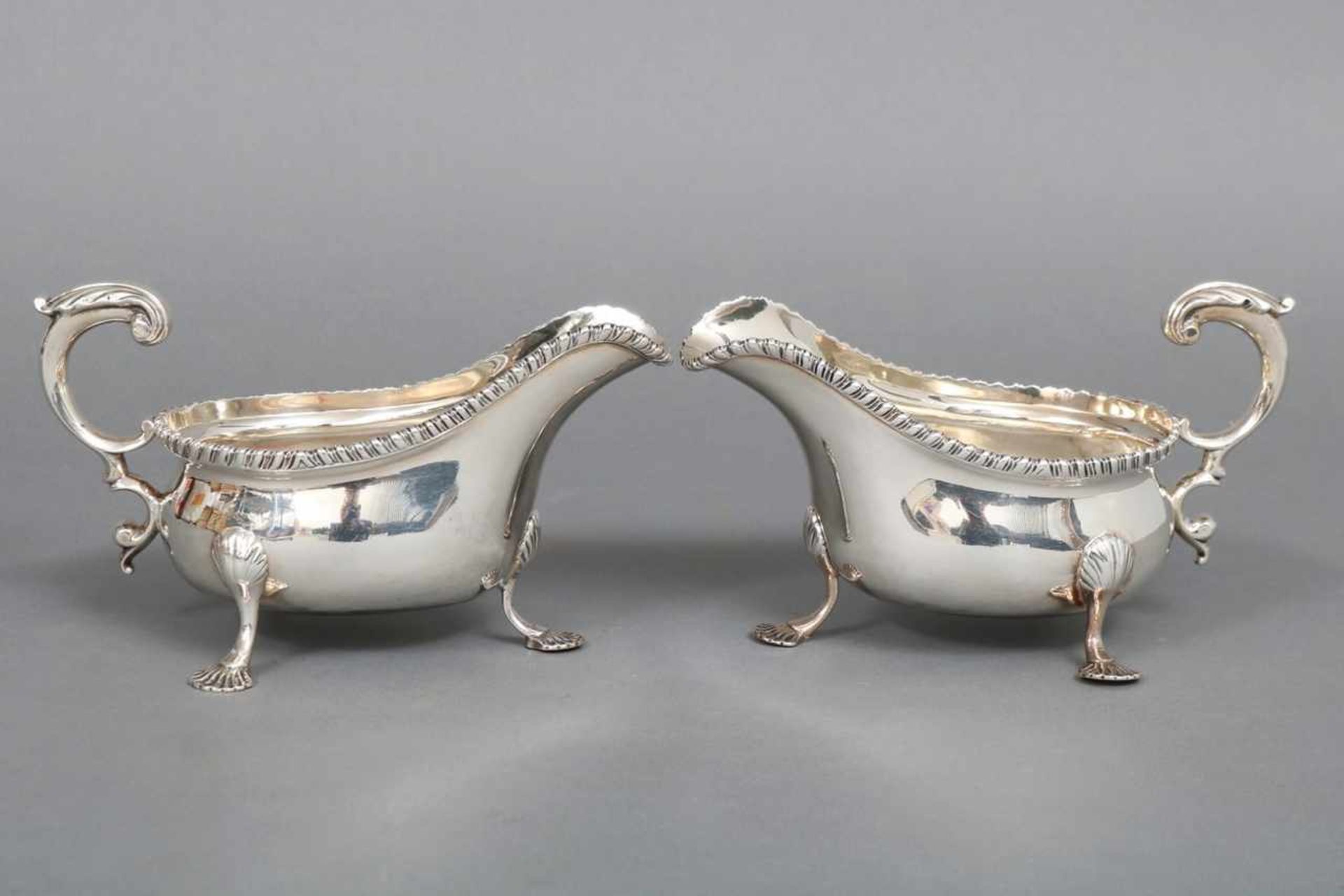 Paar Saucièren Sterling Silber, London, um 1895 (verschlagene Punzen), auf 3 blattförmigen Füßen,
