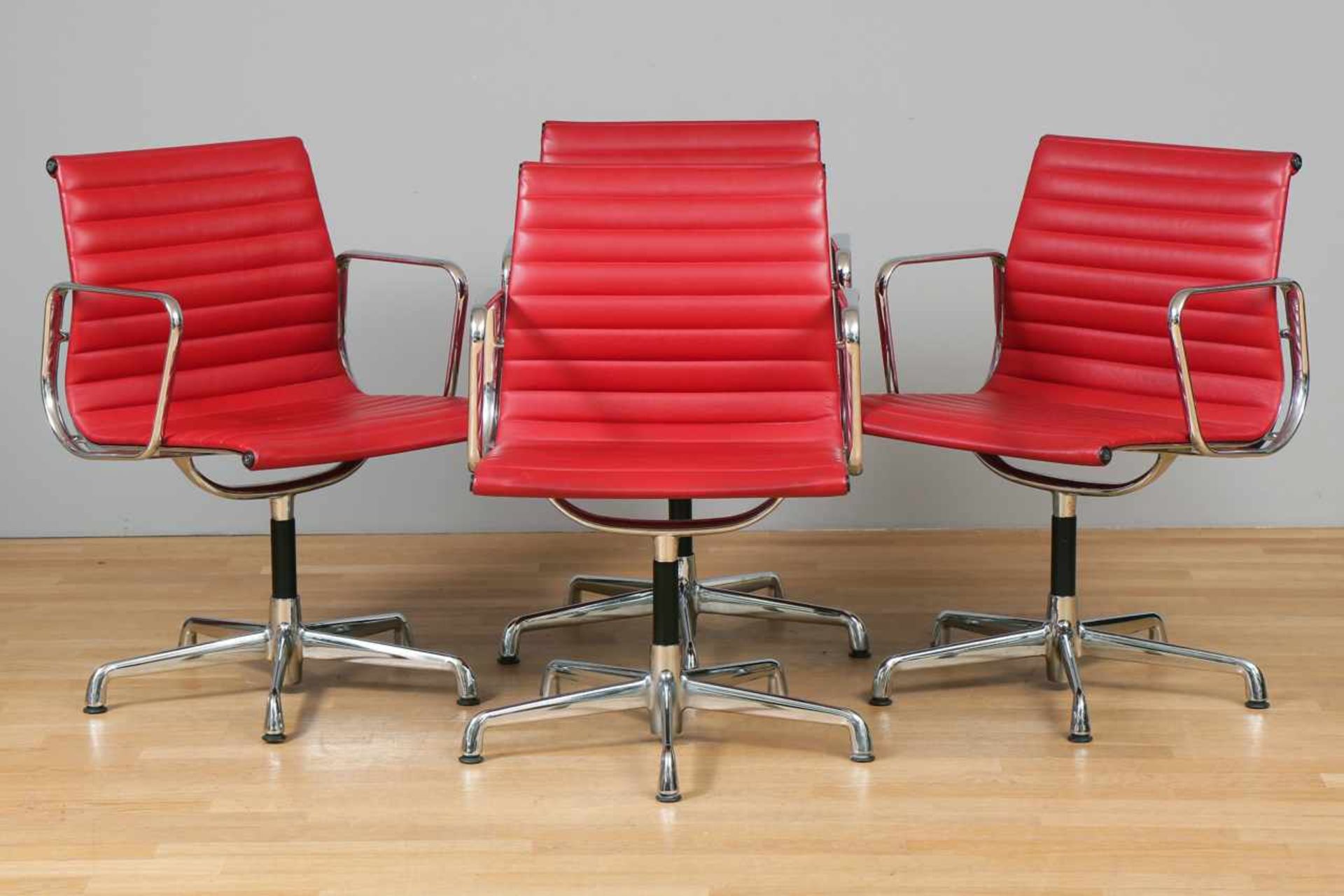 6 Armlehner (¨Conference Chairs¨) unbekannter Hersteller, um 1980, rotes Kunstleder/Vinyl-Bezug, 5-