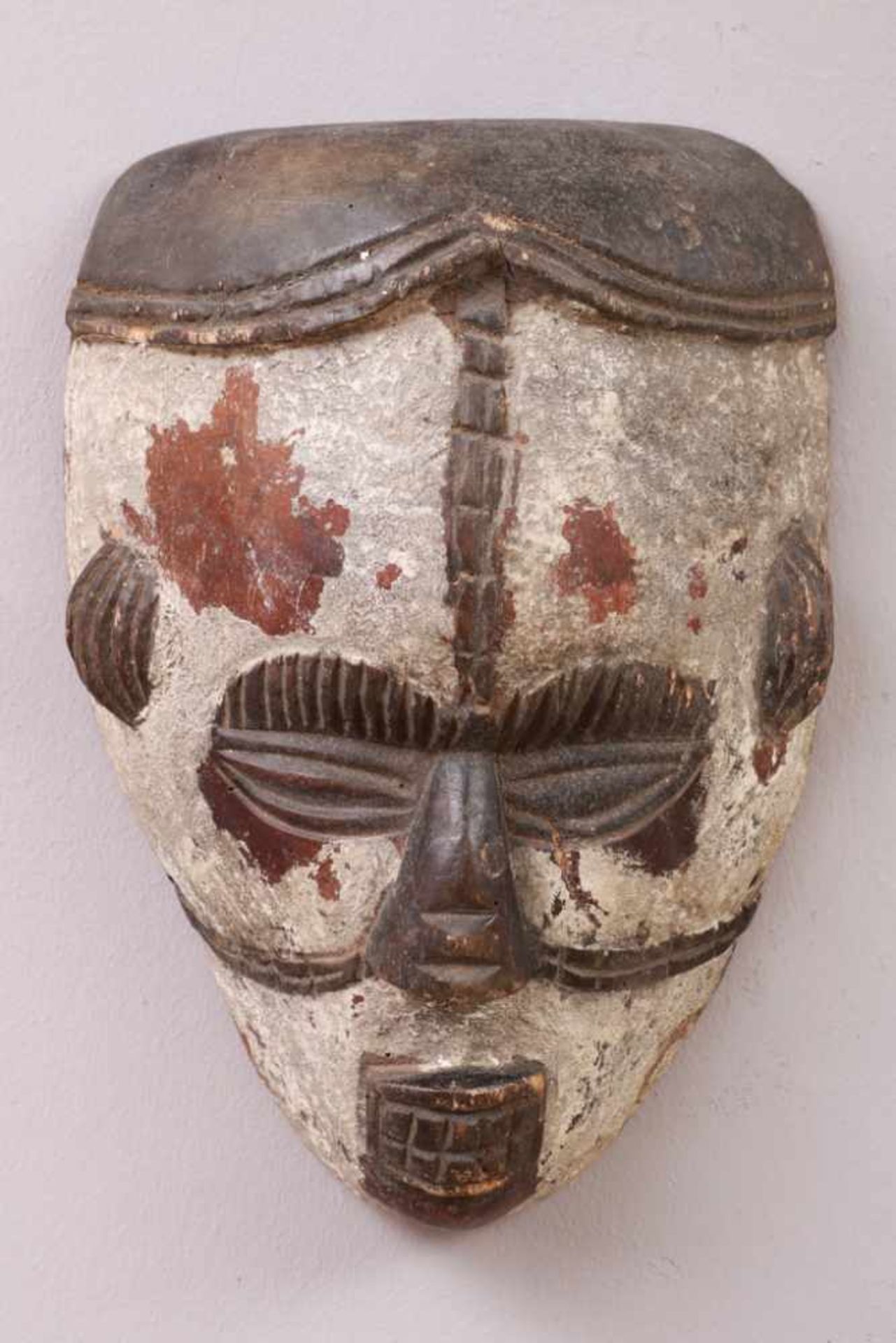 Afrikanische Ritualmaske Holz, hell patiniert, Boa, Kongo, keilförmiges Gesicht, H ca. 30cm,