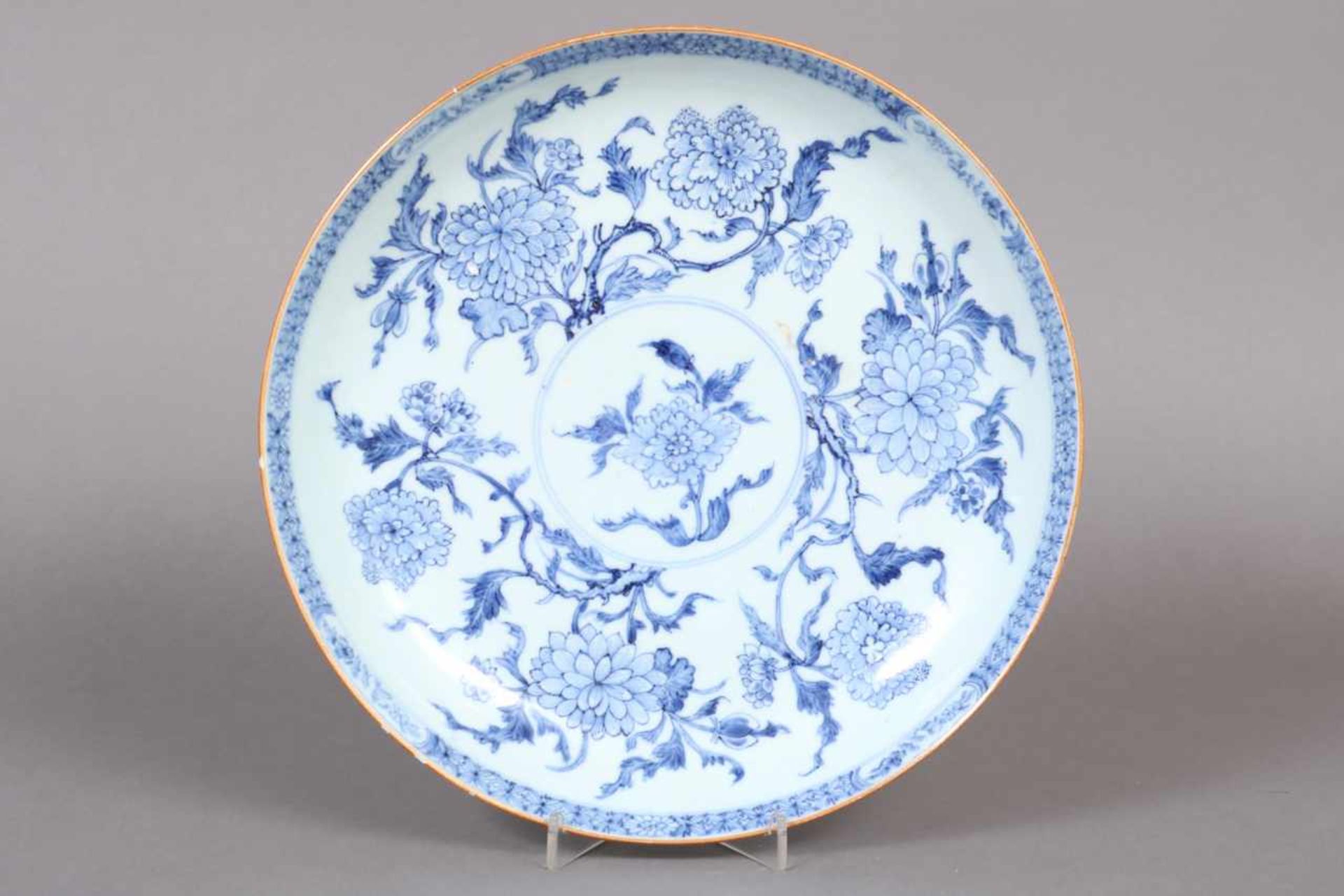 Chinesische Porzellanschale Blaumalerei (Blumen), mit ockerfarbenem Rand, D 28cm, am Rand mehrfach
